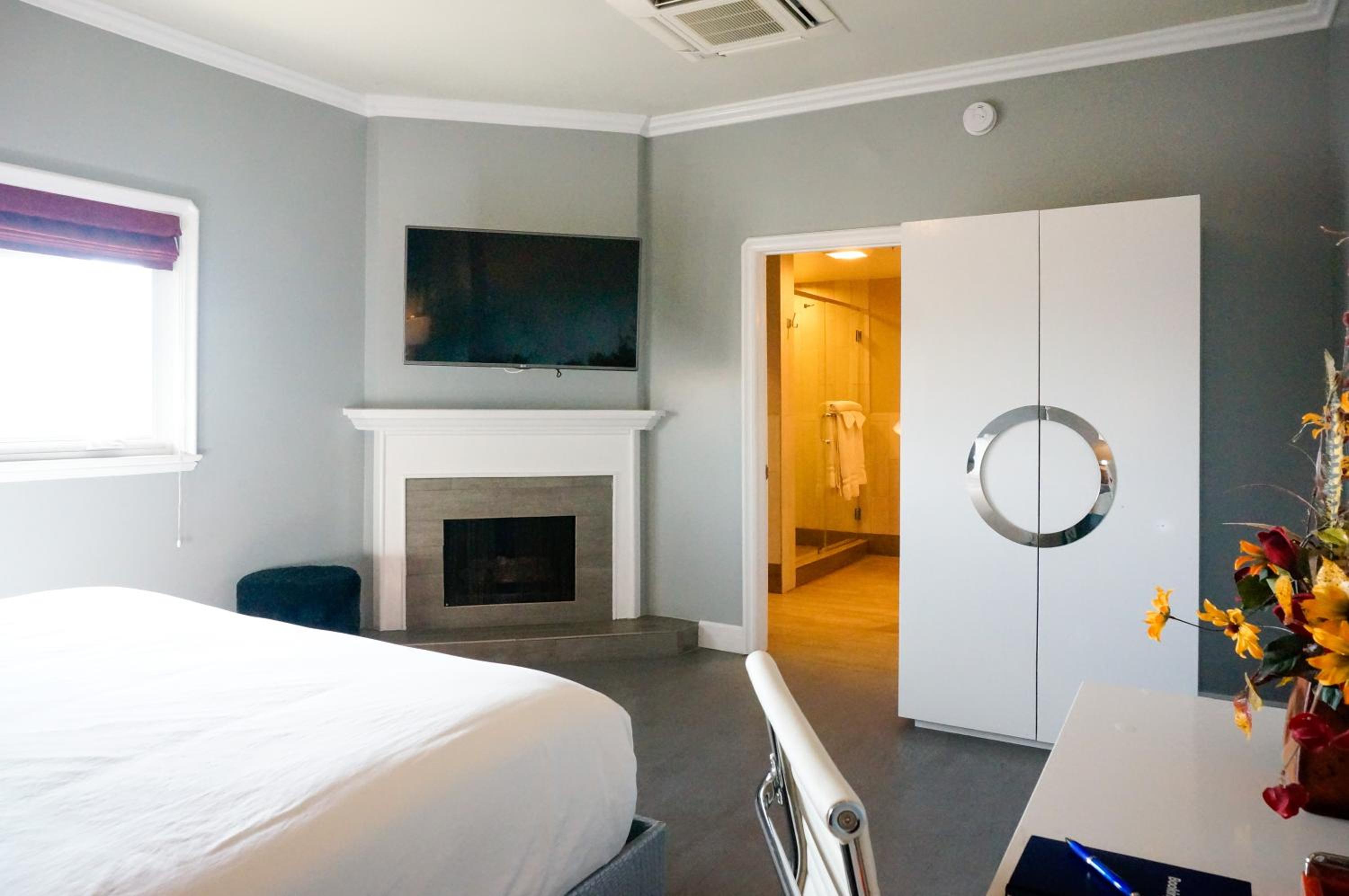 Deluxe Queen Room - Photo 6