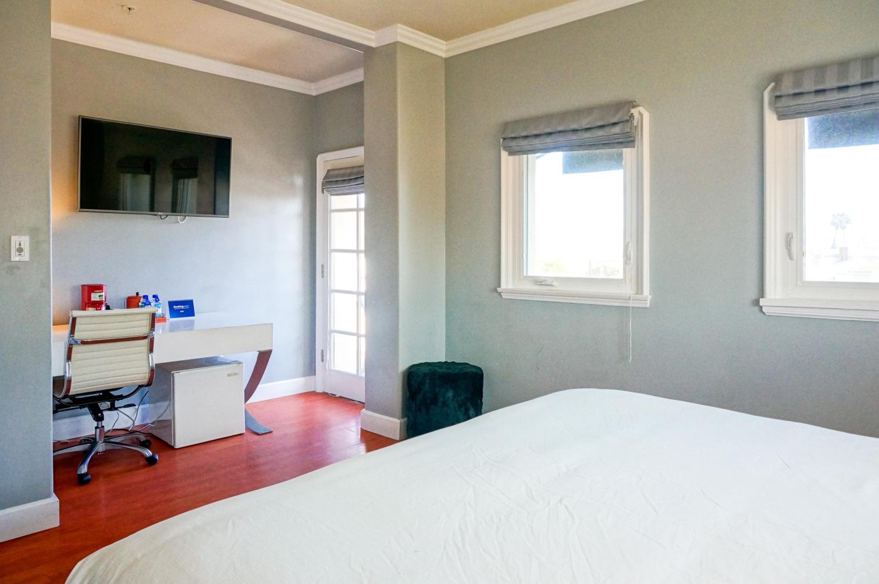 Deluxe Queen Room - Photo 8