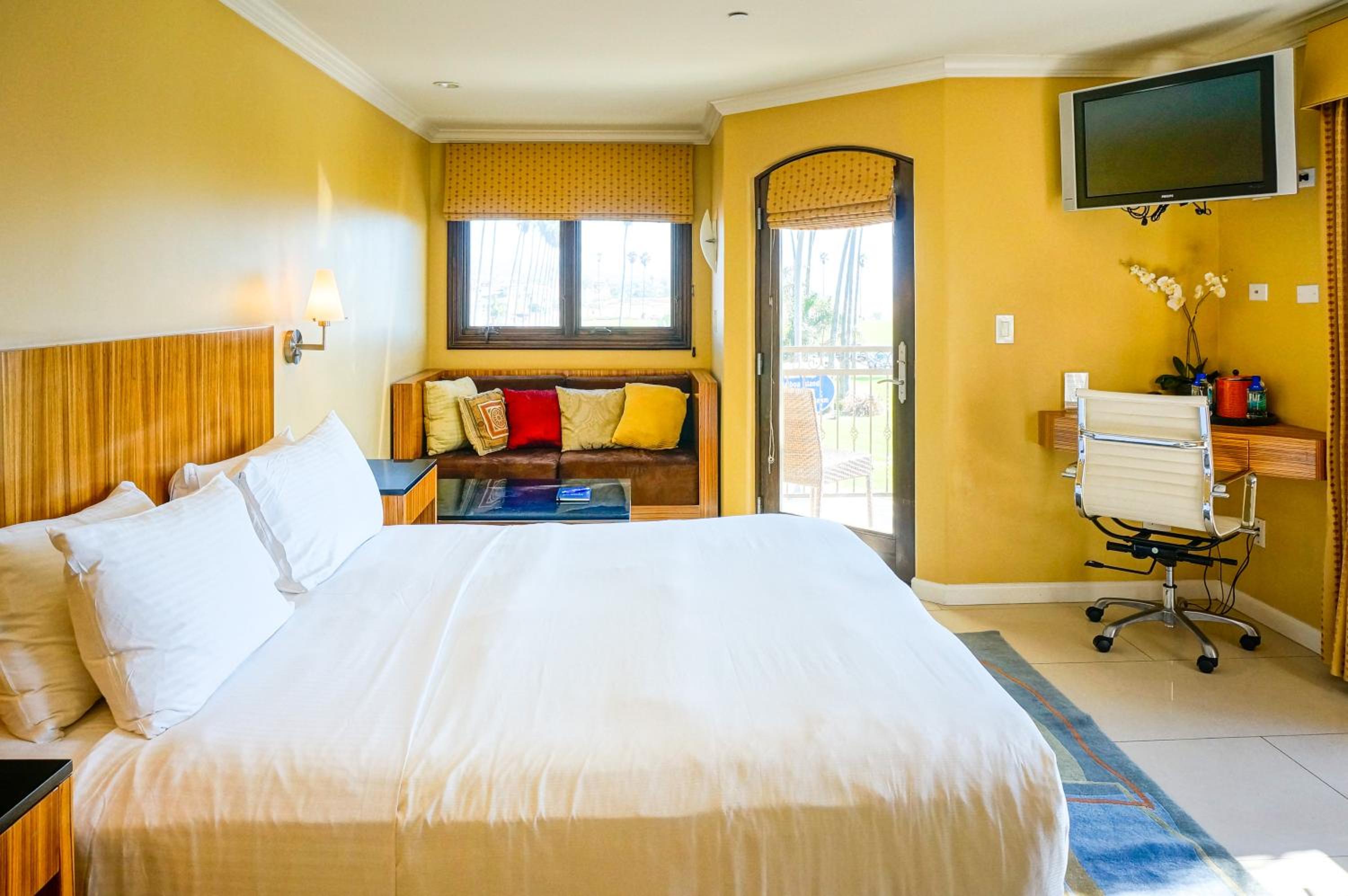 Deluxe Suite with Sea View - Photo 5