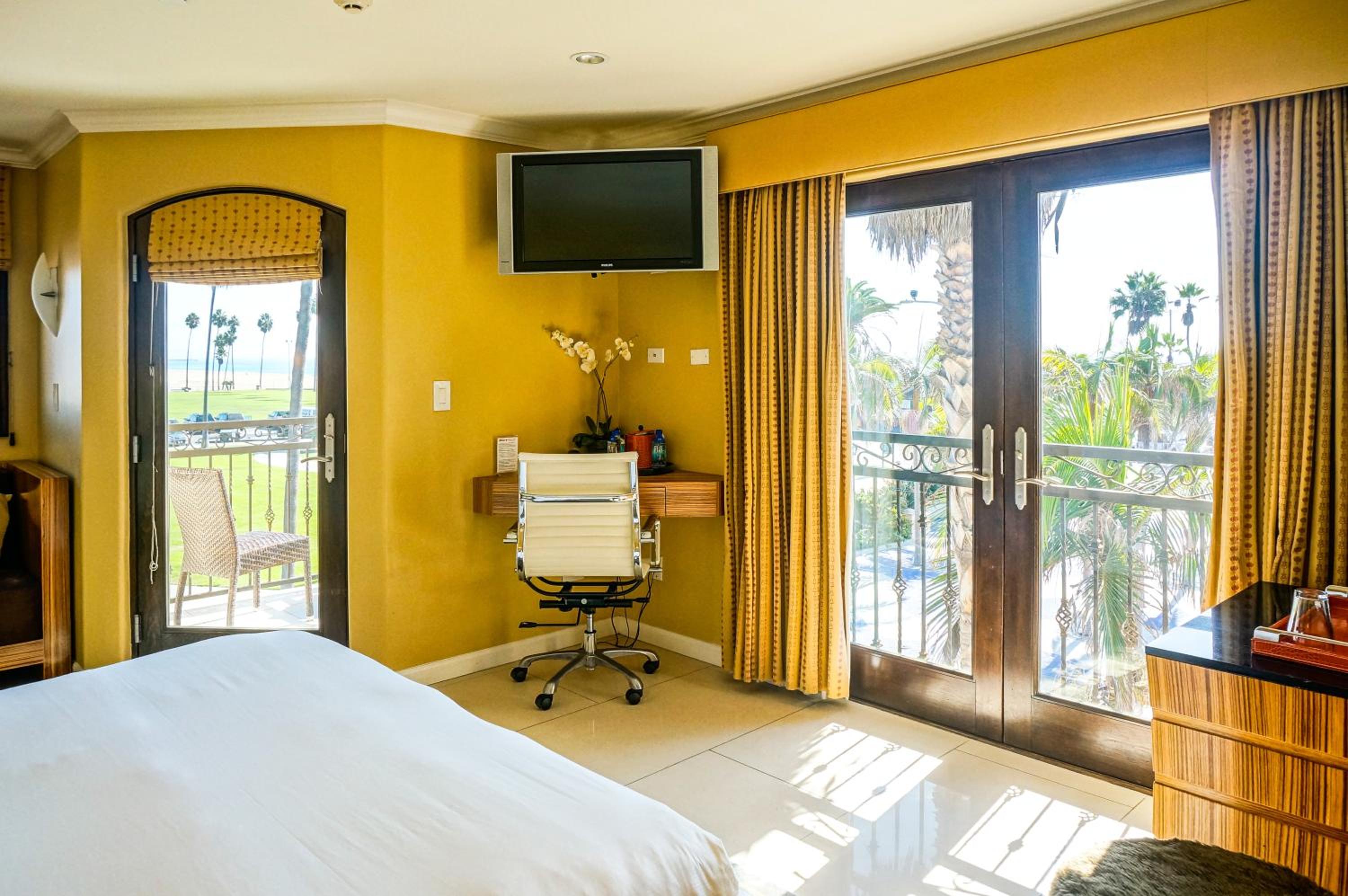 Deluxe Suite with Sea View - Photo 8