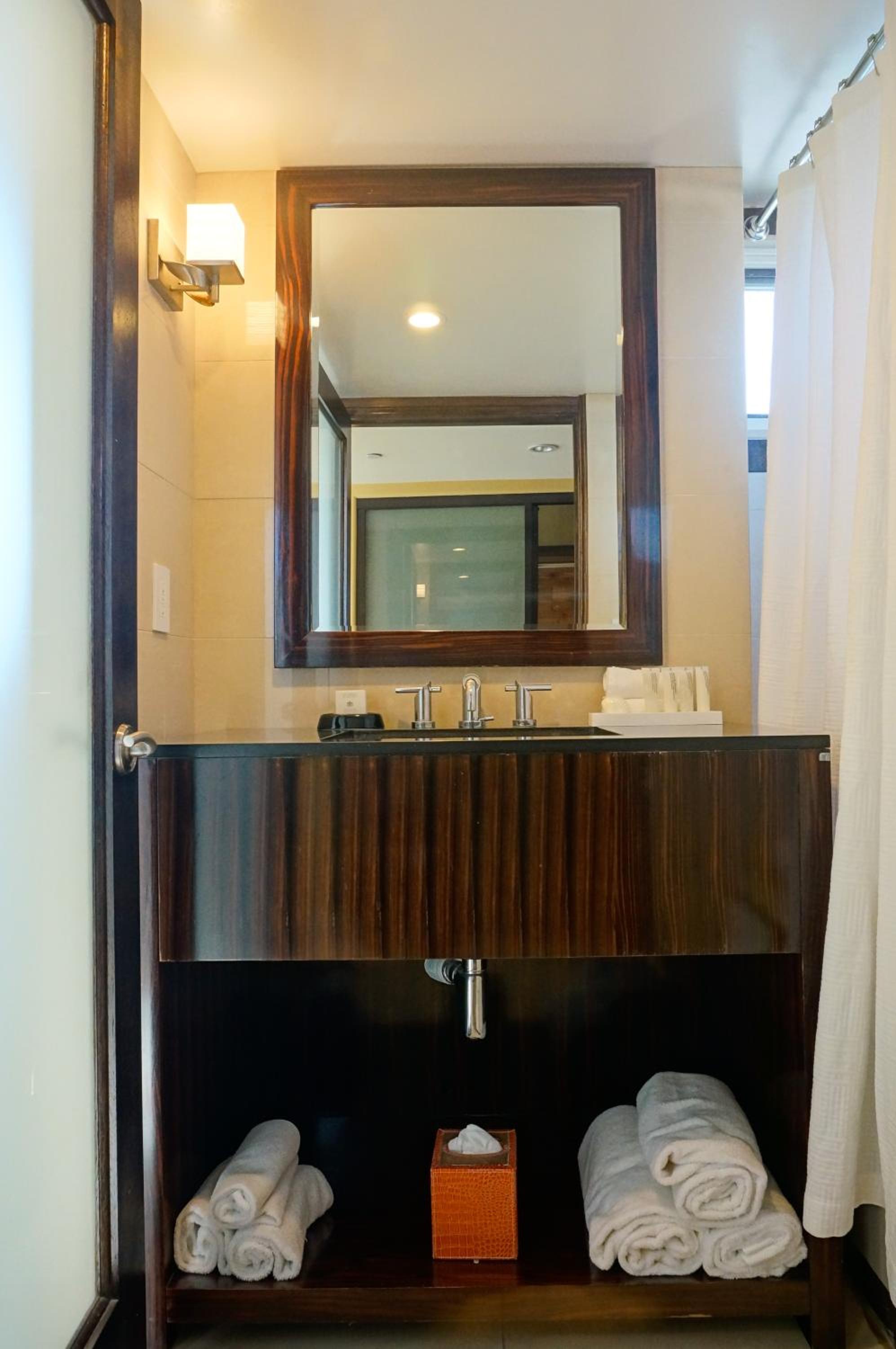 Deluxe Suite with Sea View - Photo 11
