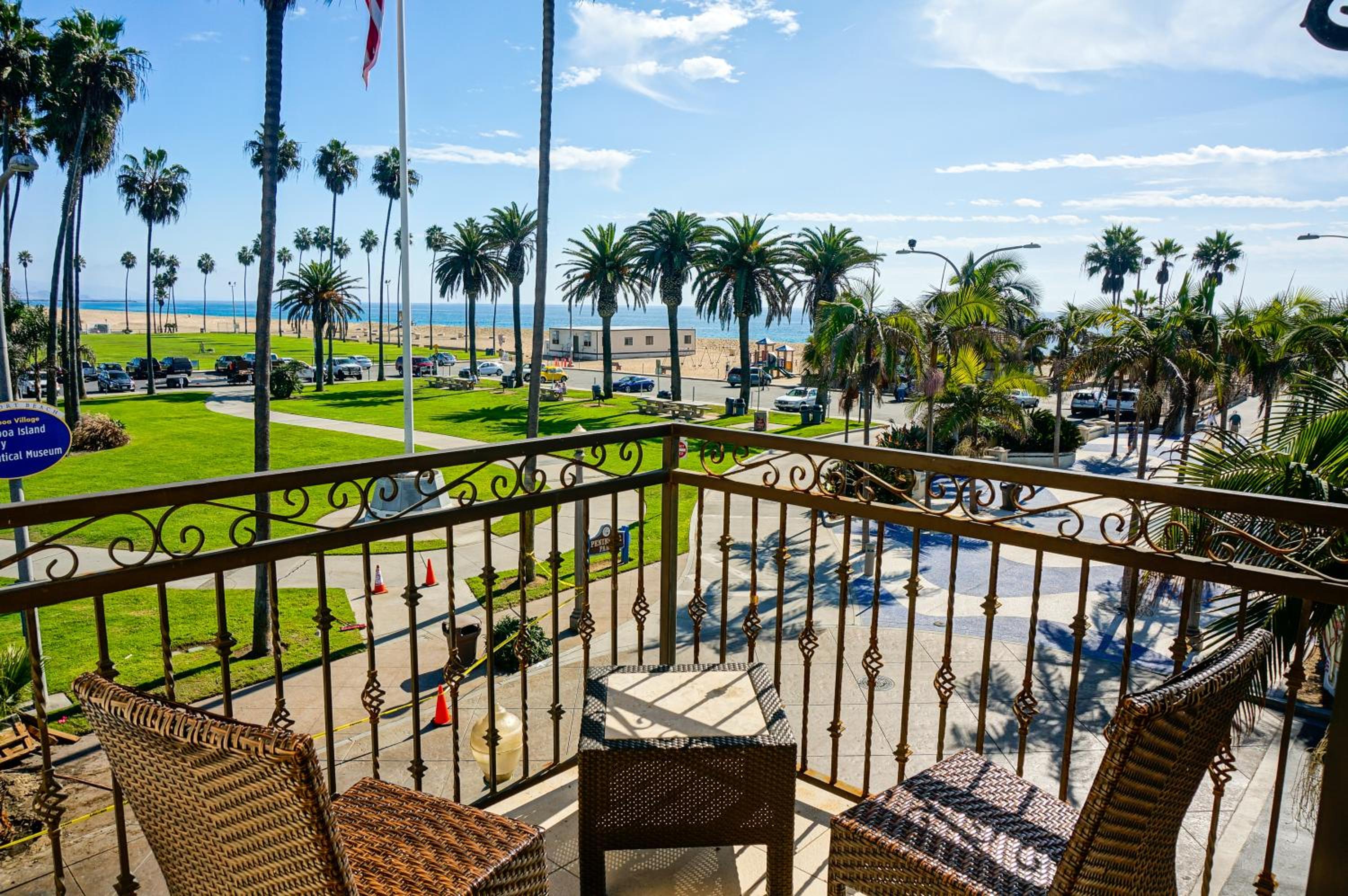 Deluxe Suite with Sea View - Photo 9