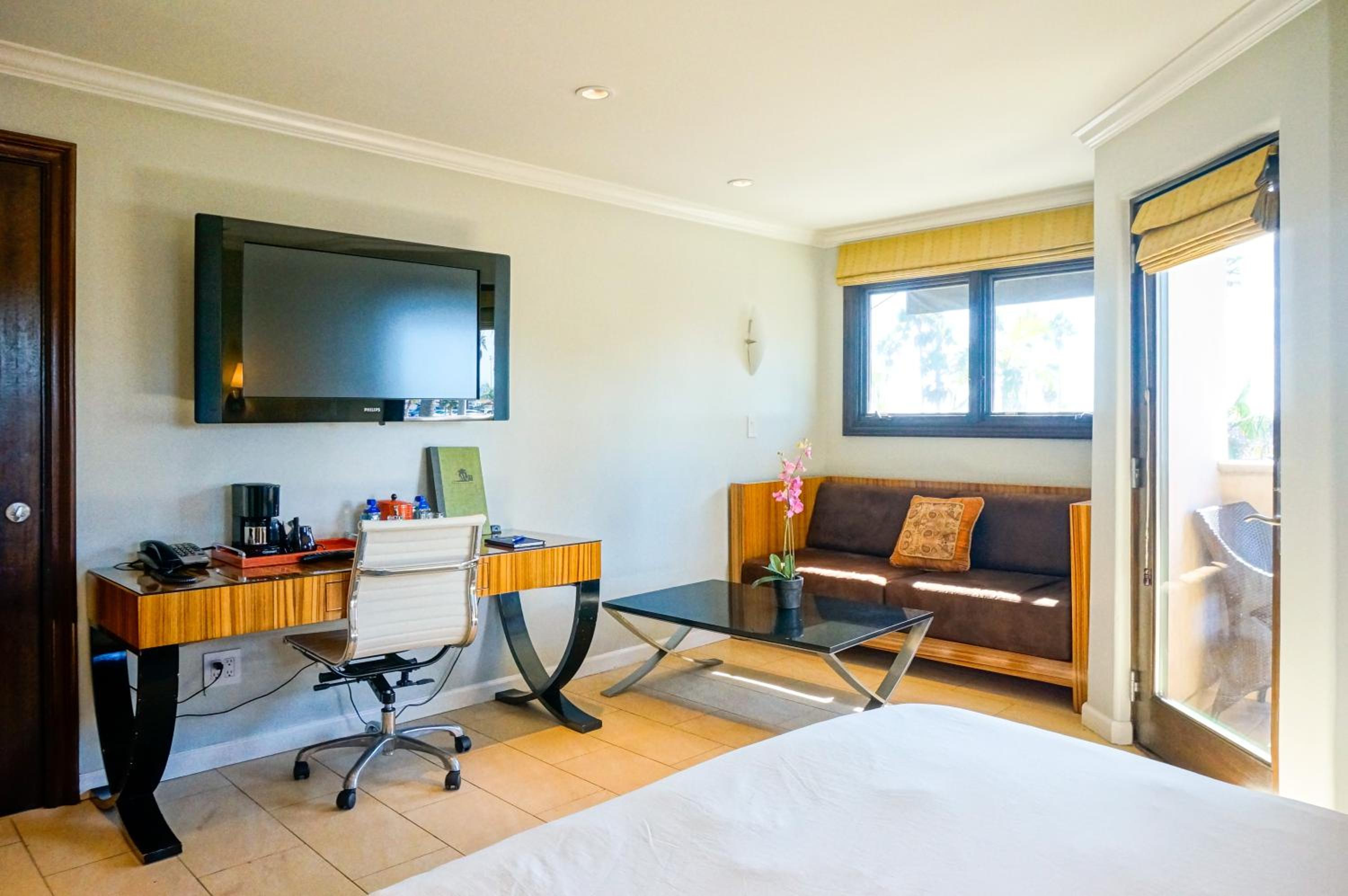 Deluxe Suite with Sea View - Photo 4