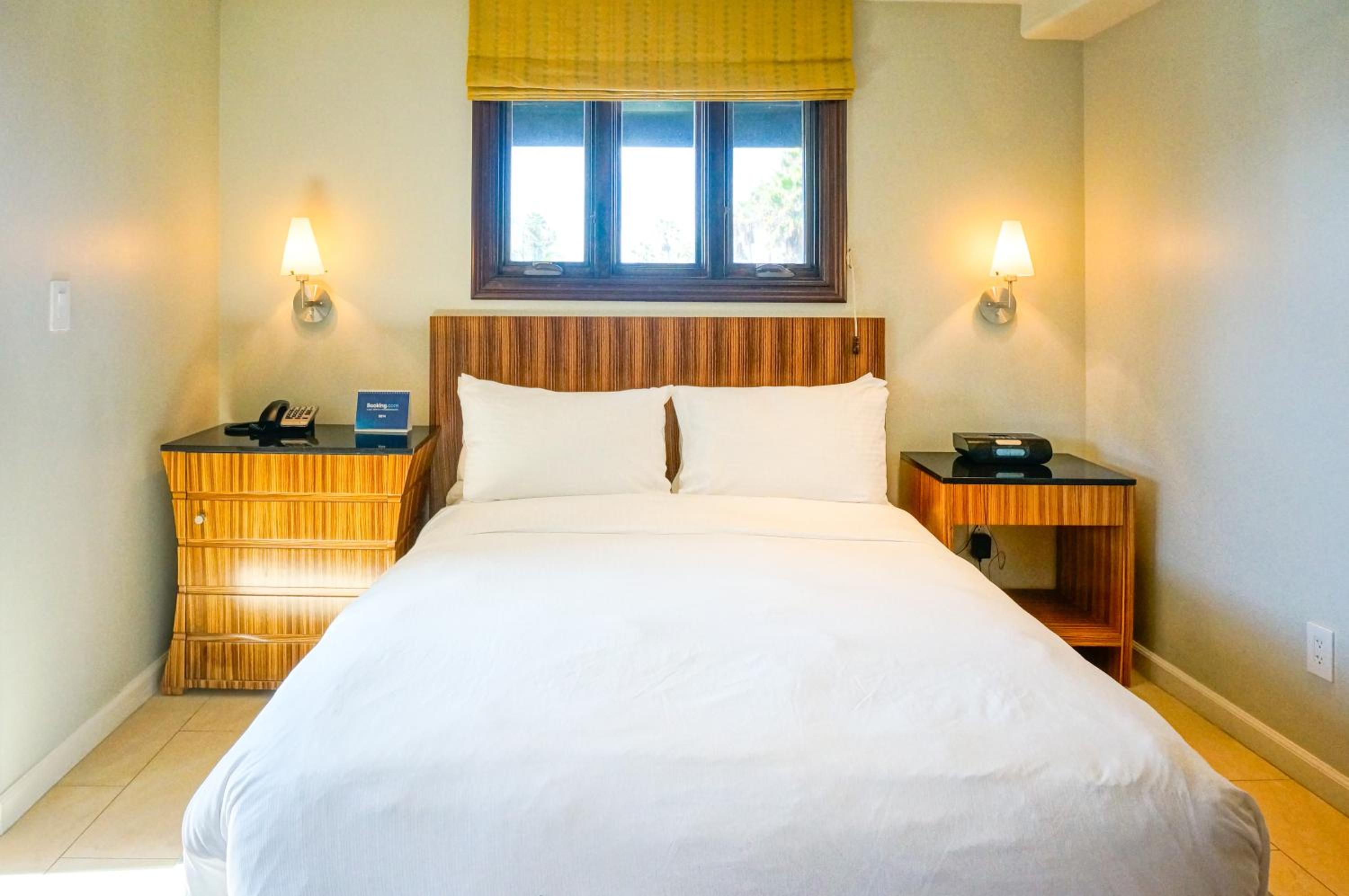 Deluxe Suite with Sea View - Photo 6