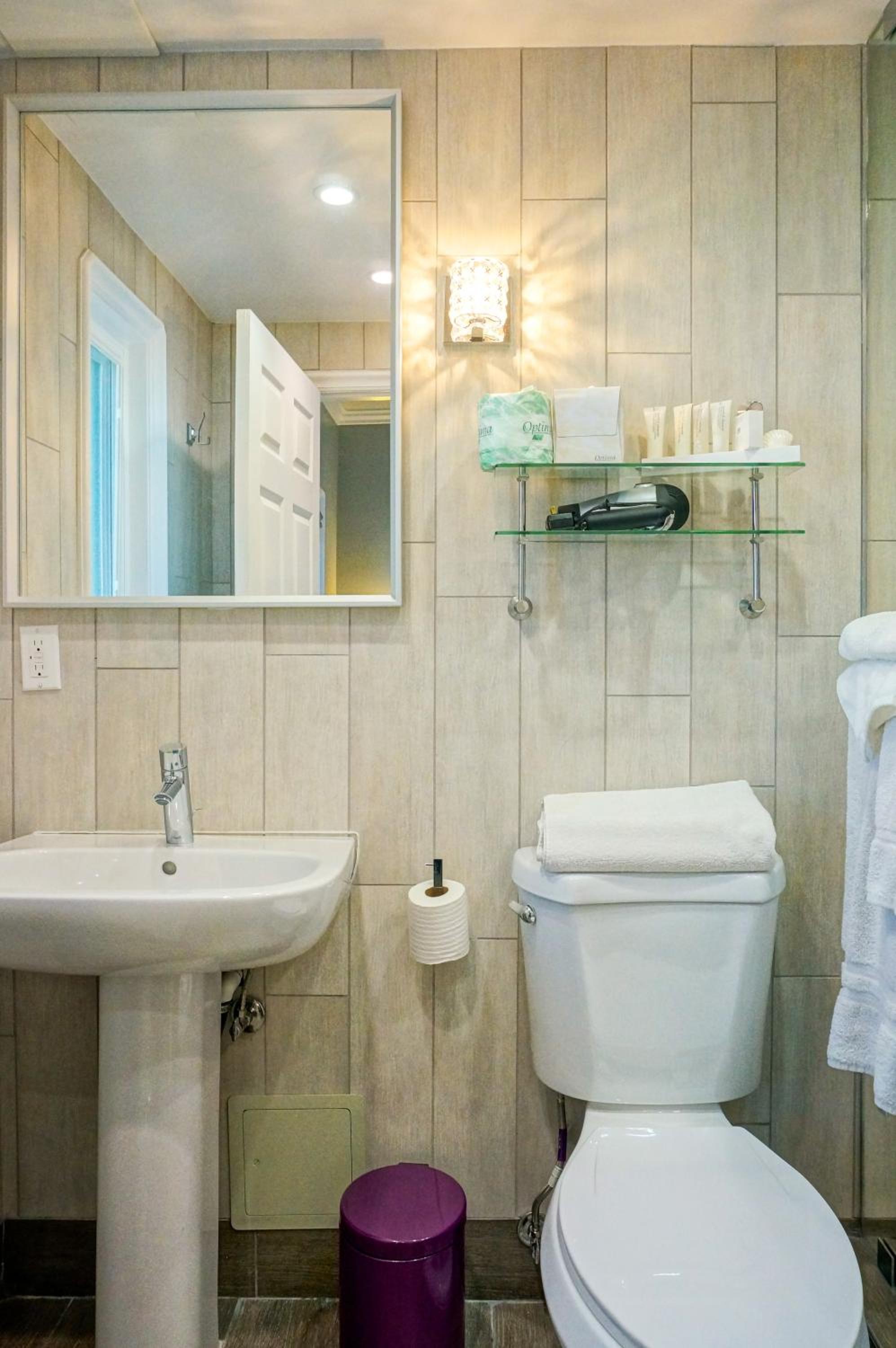 Executive Suite - Photo 2