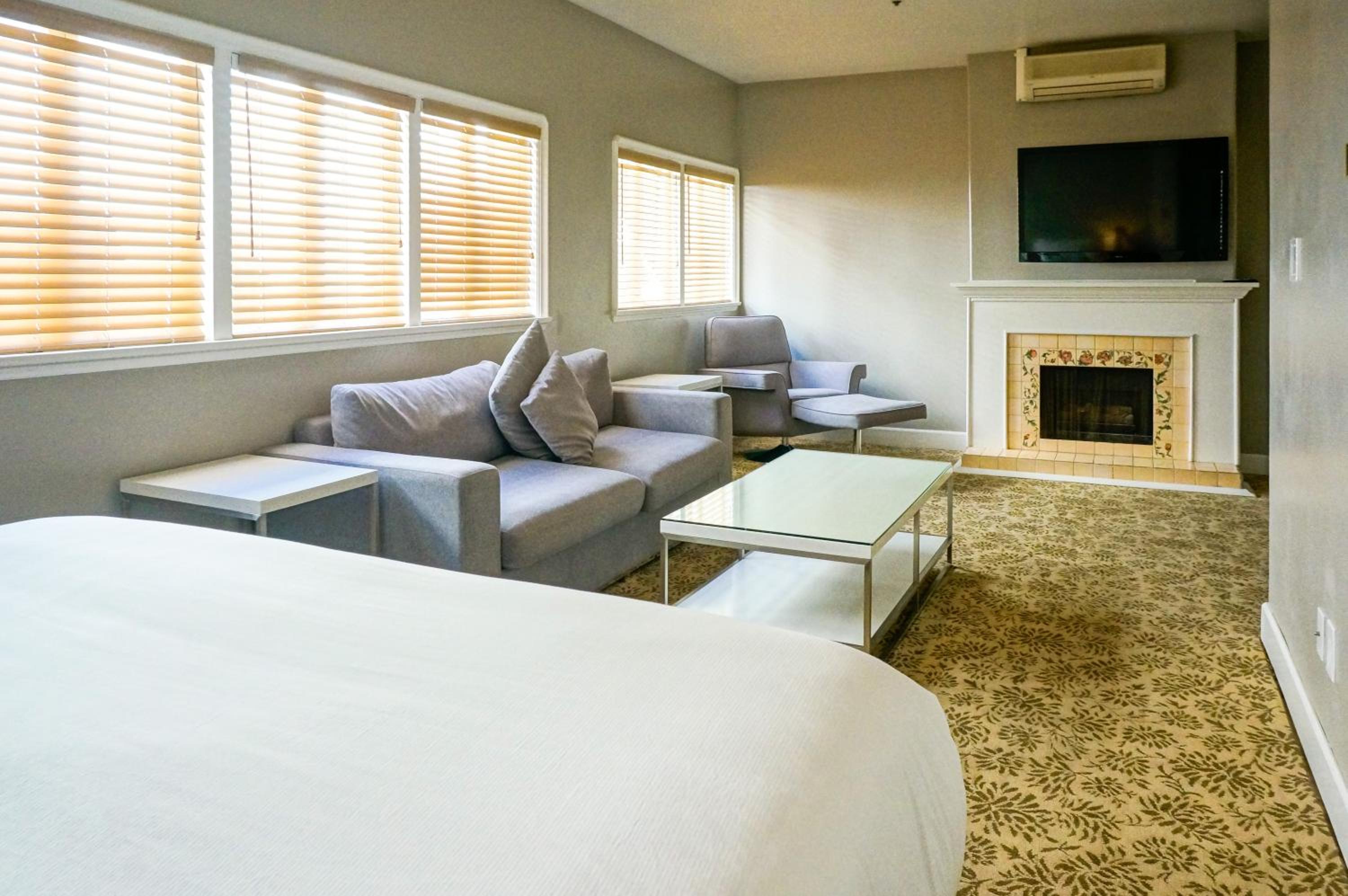 Executive Suite - Photo 4