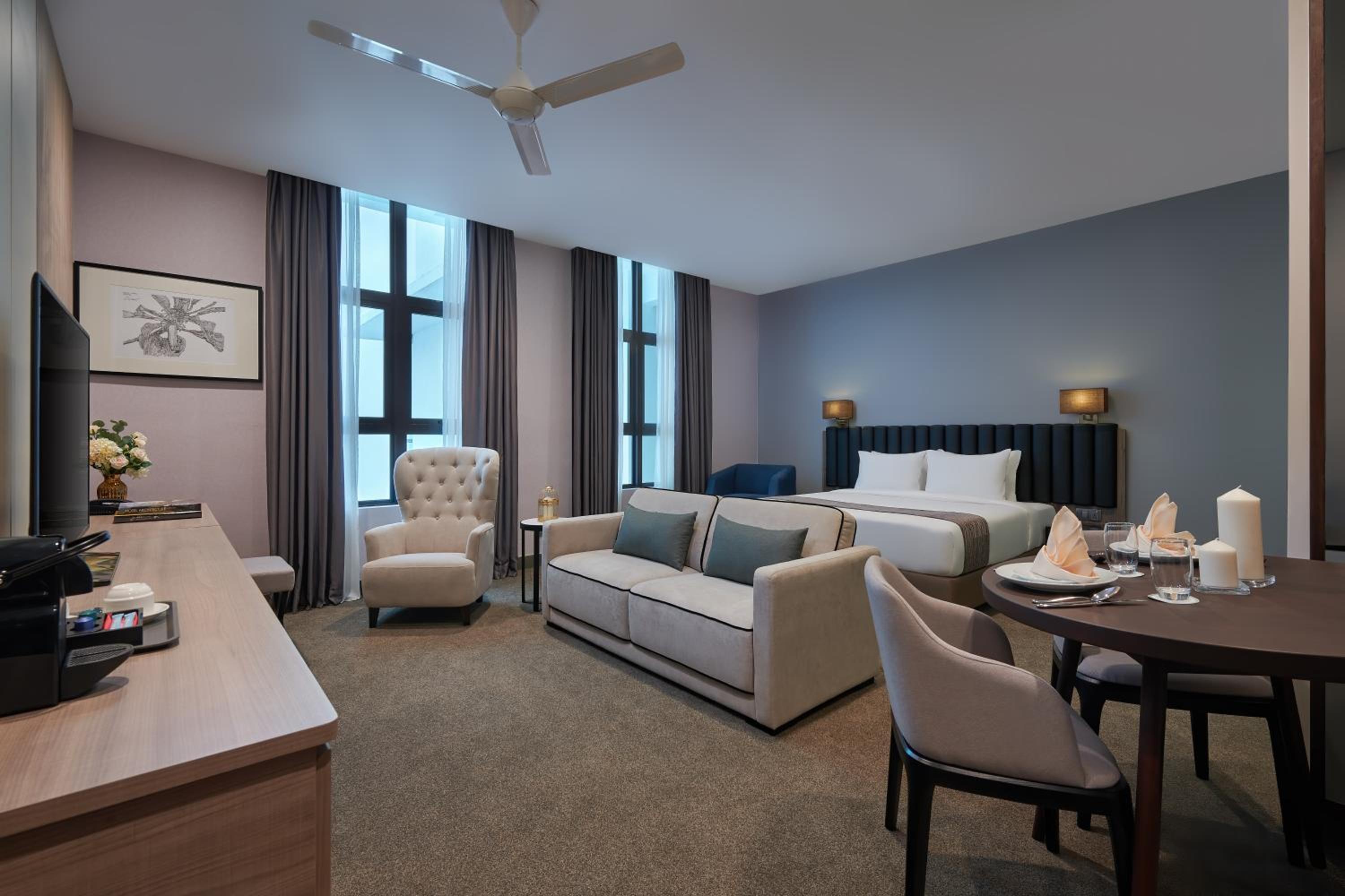 Executive Suite - Photo 2