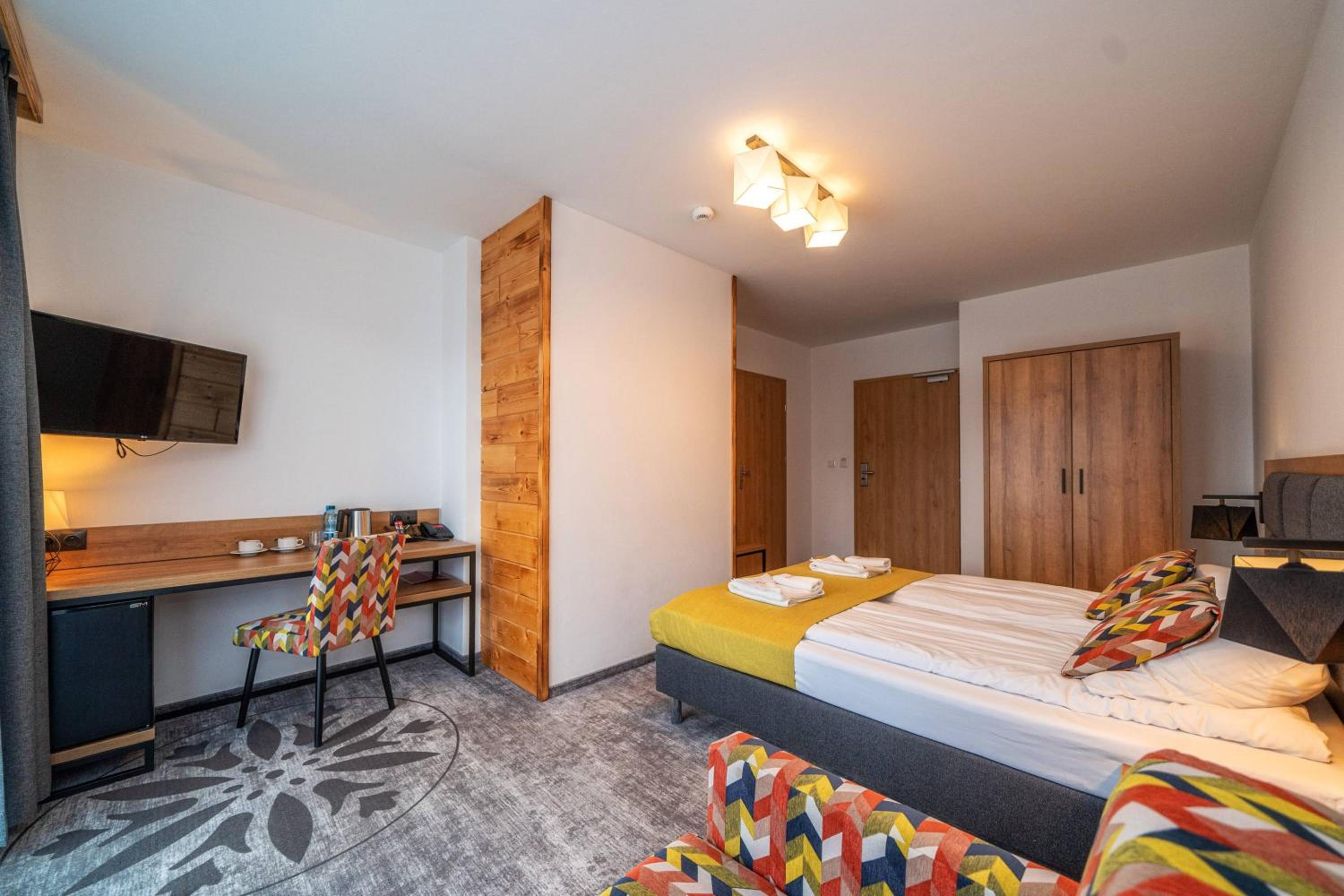Double Room with Balcony (2 Adults + 1 Child) photo 3