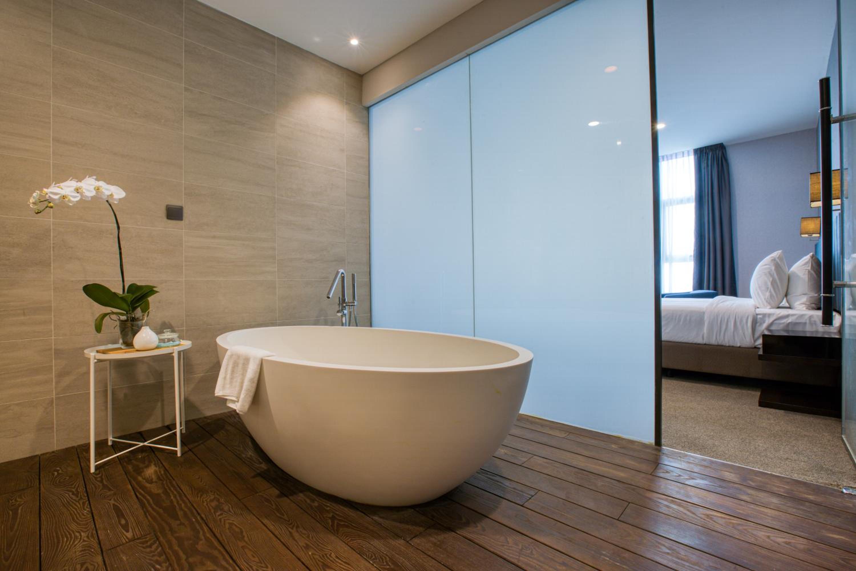 Executive Suite - Photo 6