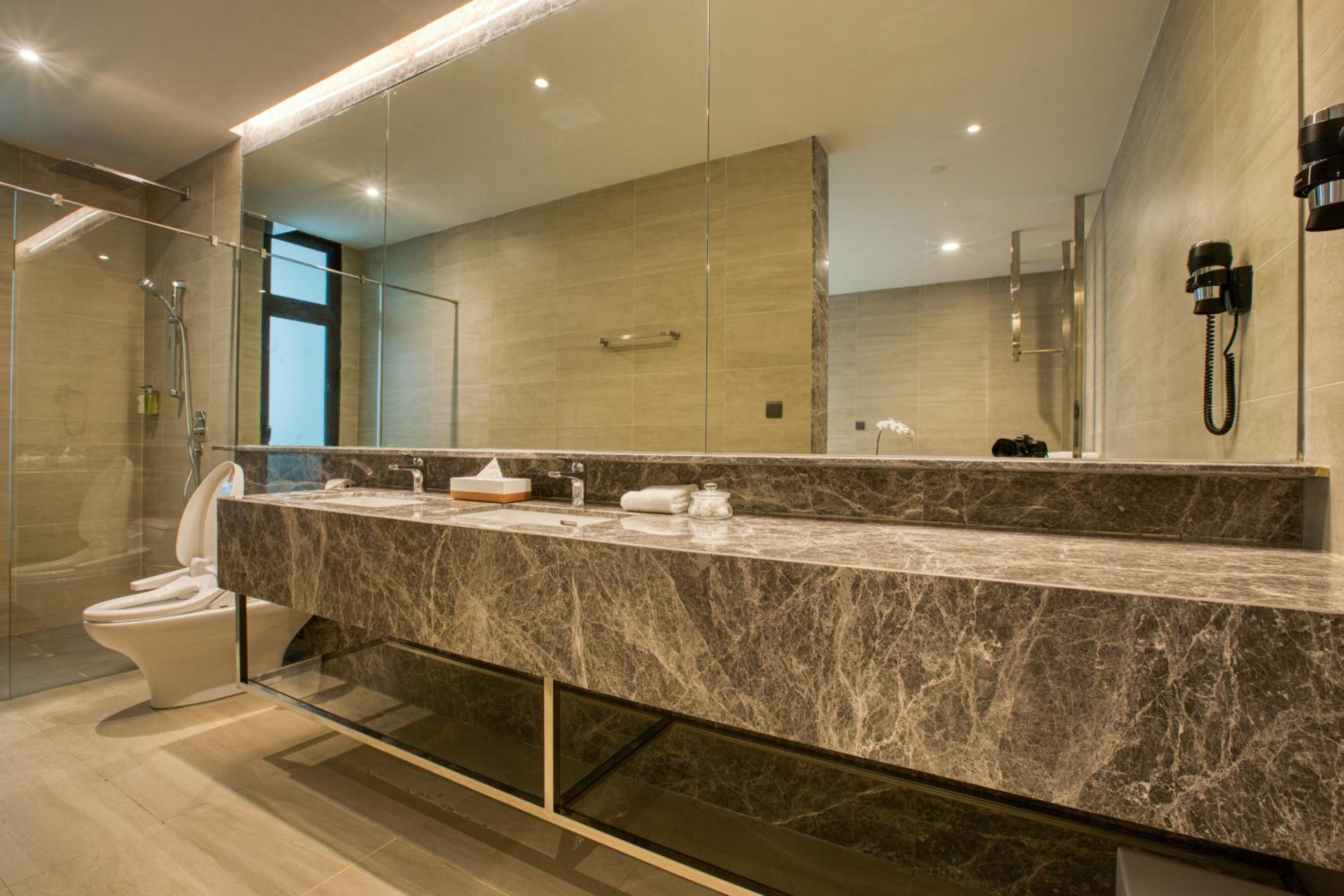 Executive Suite - Photo 5