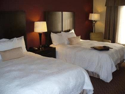 Room with Two Queen Beds - Non-Smoking - Photo 2