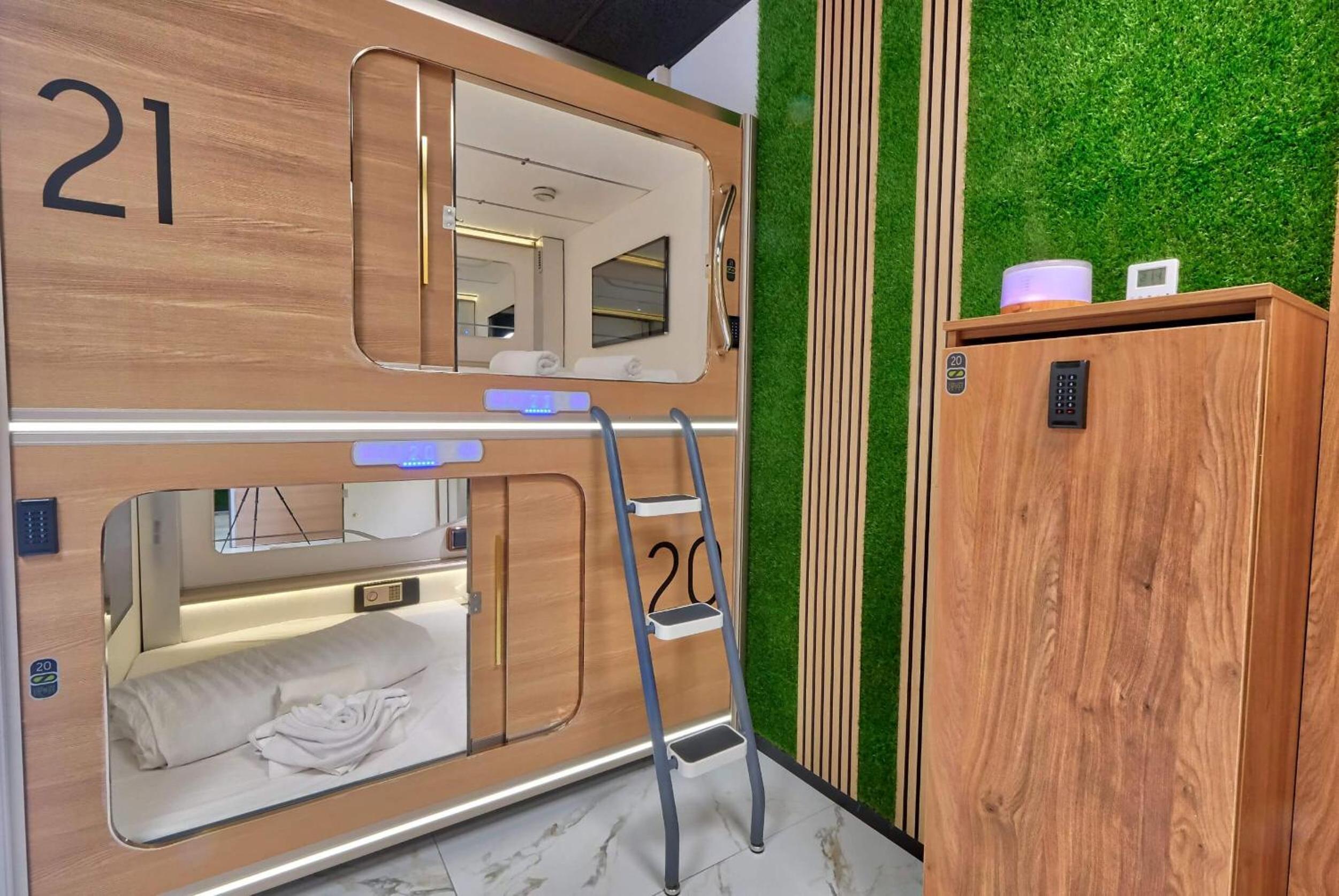 Double Capsule - Photo 1