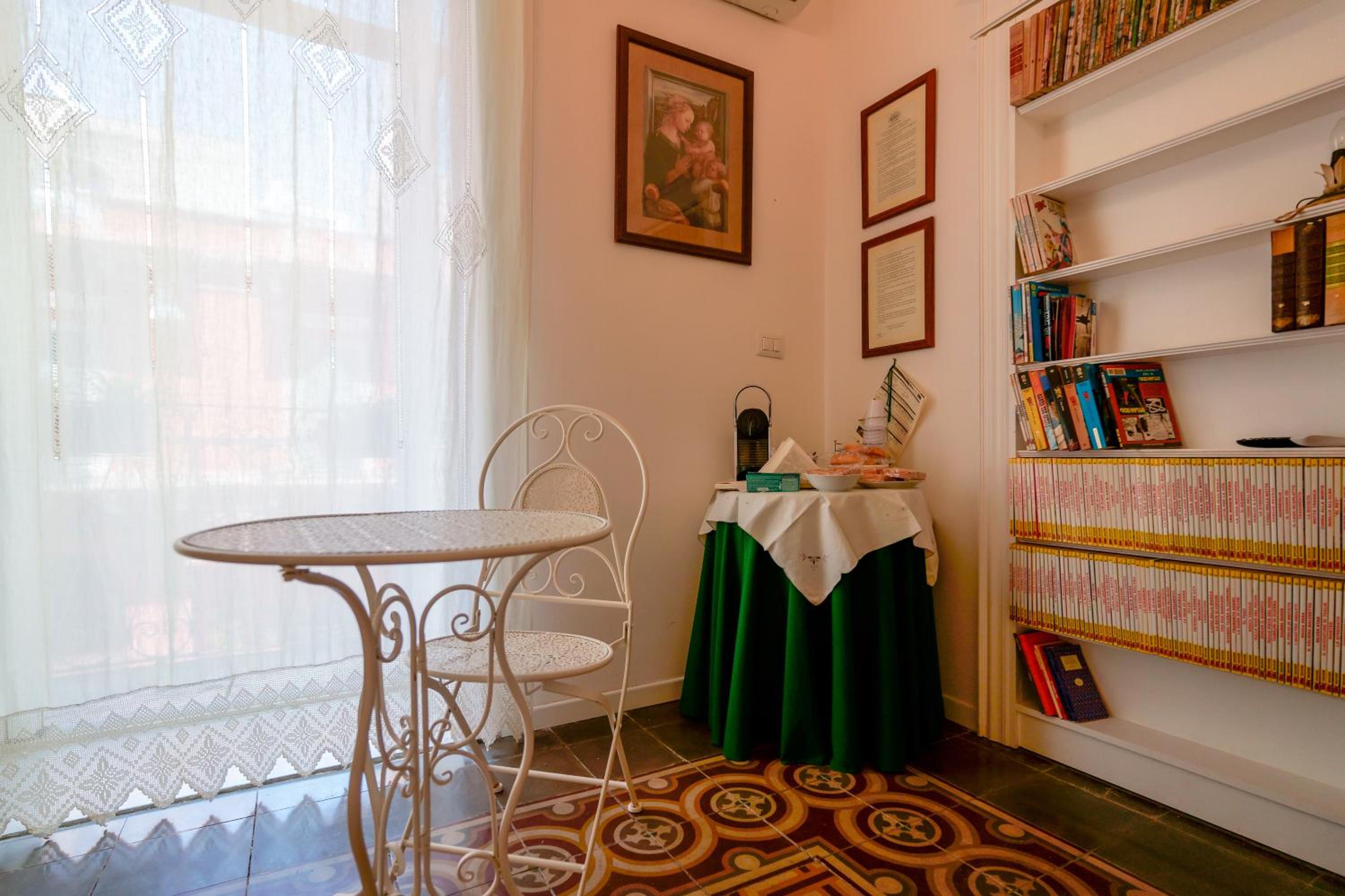 Double Room with Private External Bathroom - Photo 6
