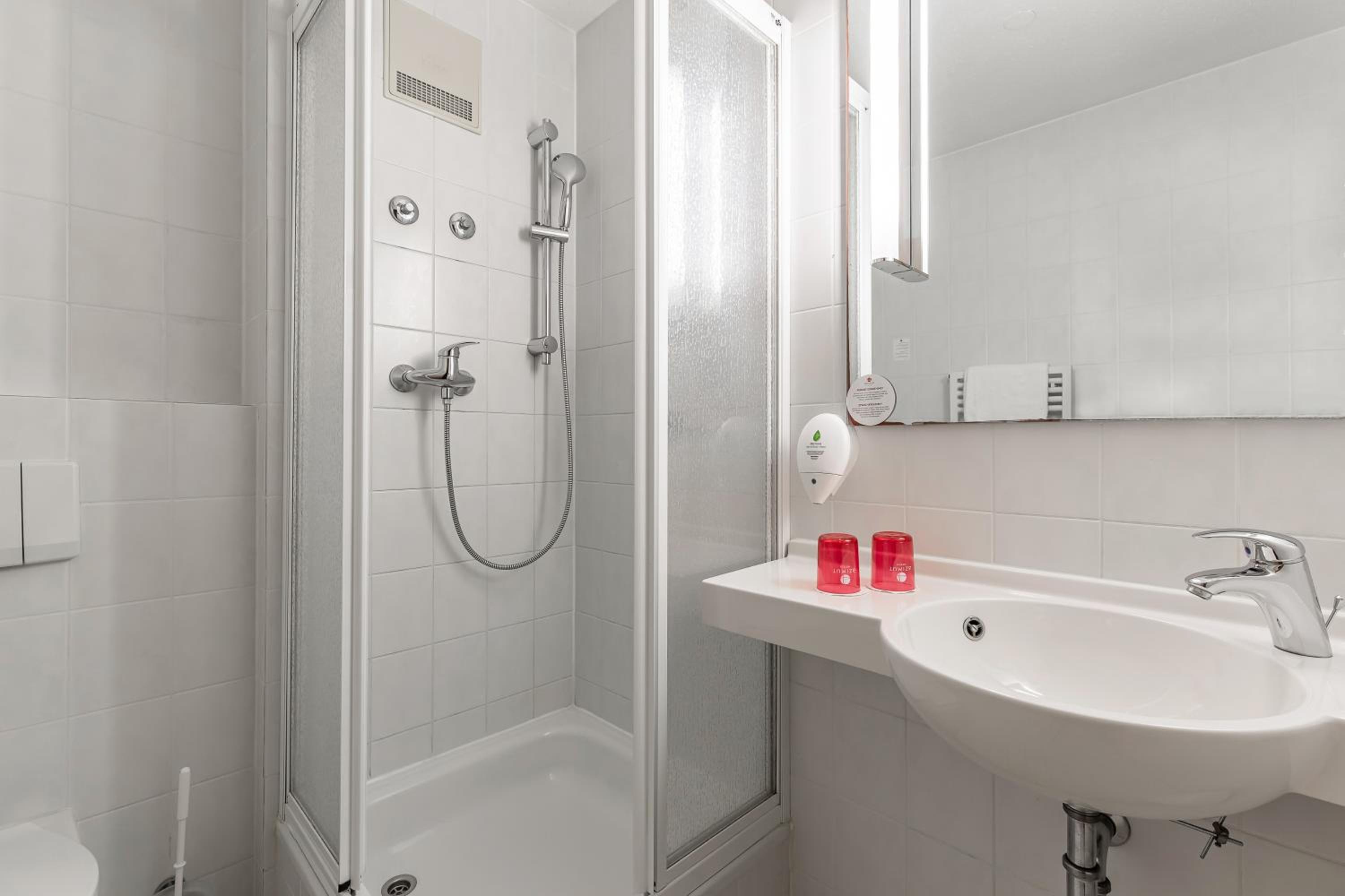 Standard Twin Room - Photo 6