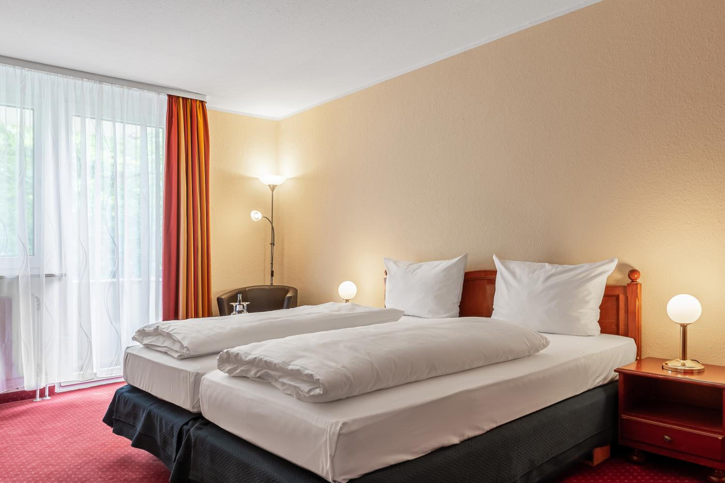 Standard Twin Room - Photo 8