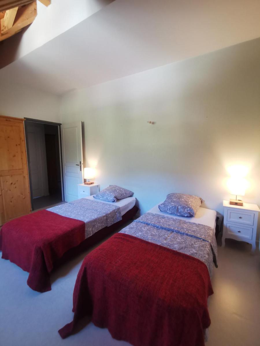 Twin Room with Shared Bathroom photo 2