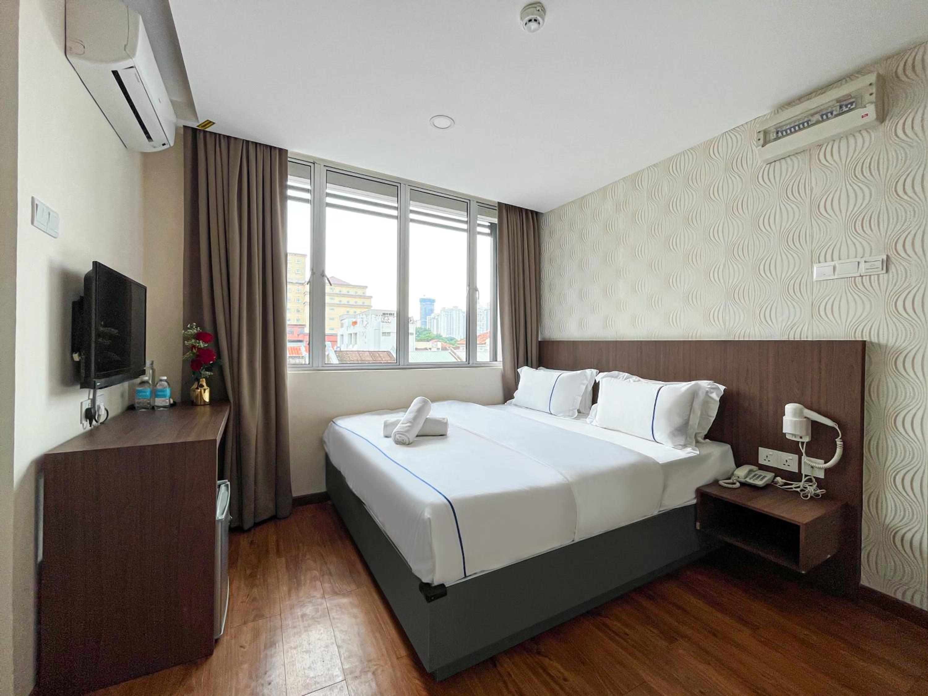 Deluxe King Room with City View - Photo 6