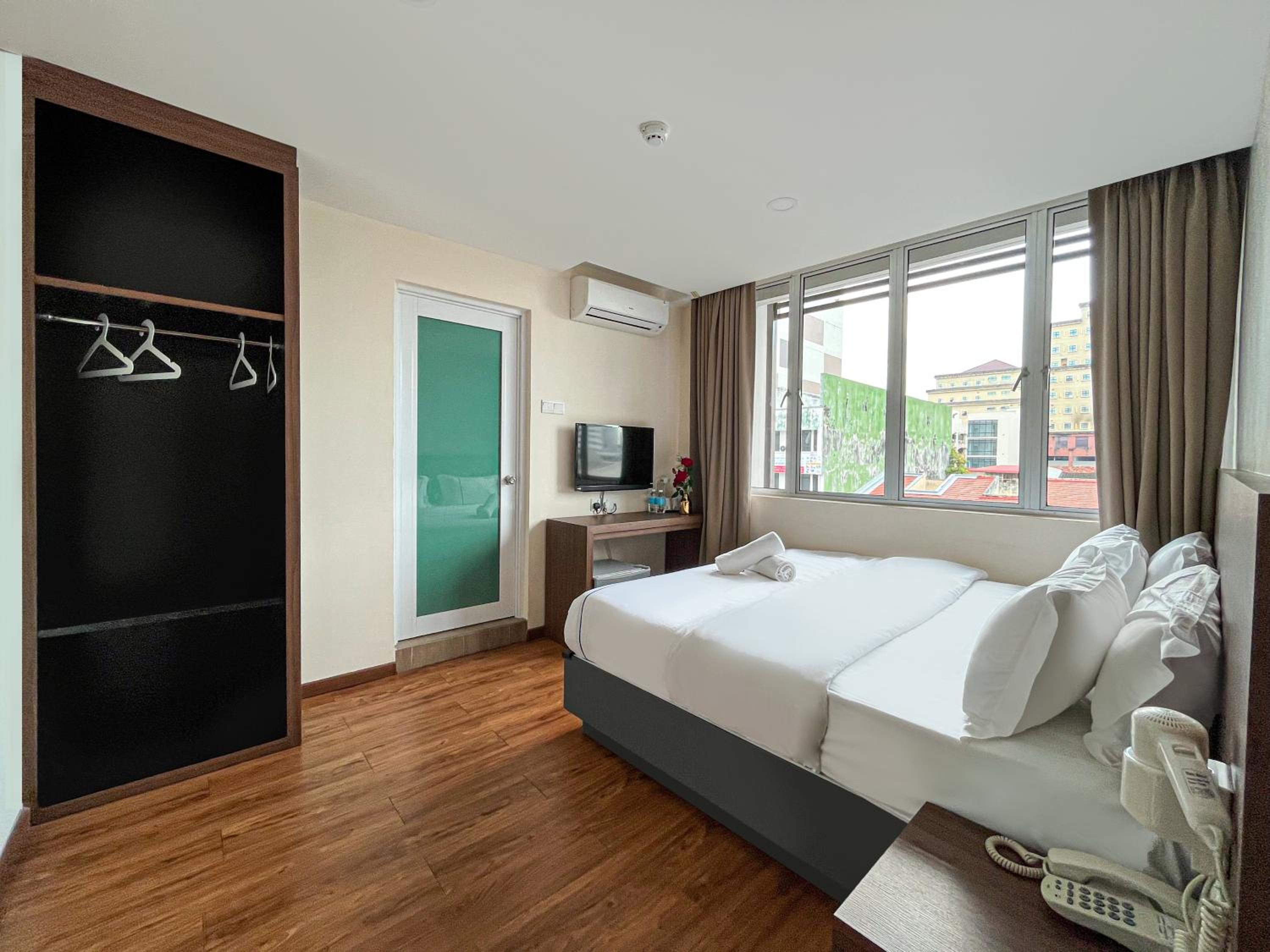 Deluxe King Room with City View - Photo 5
