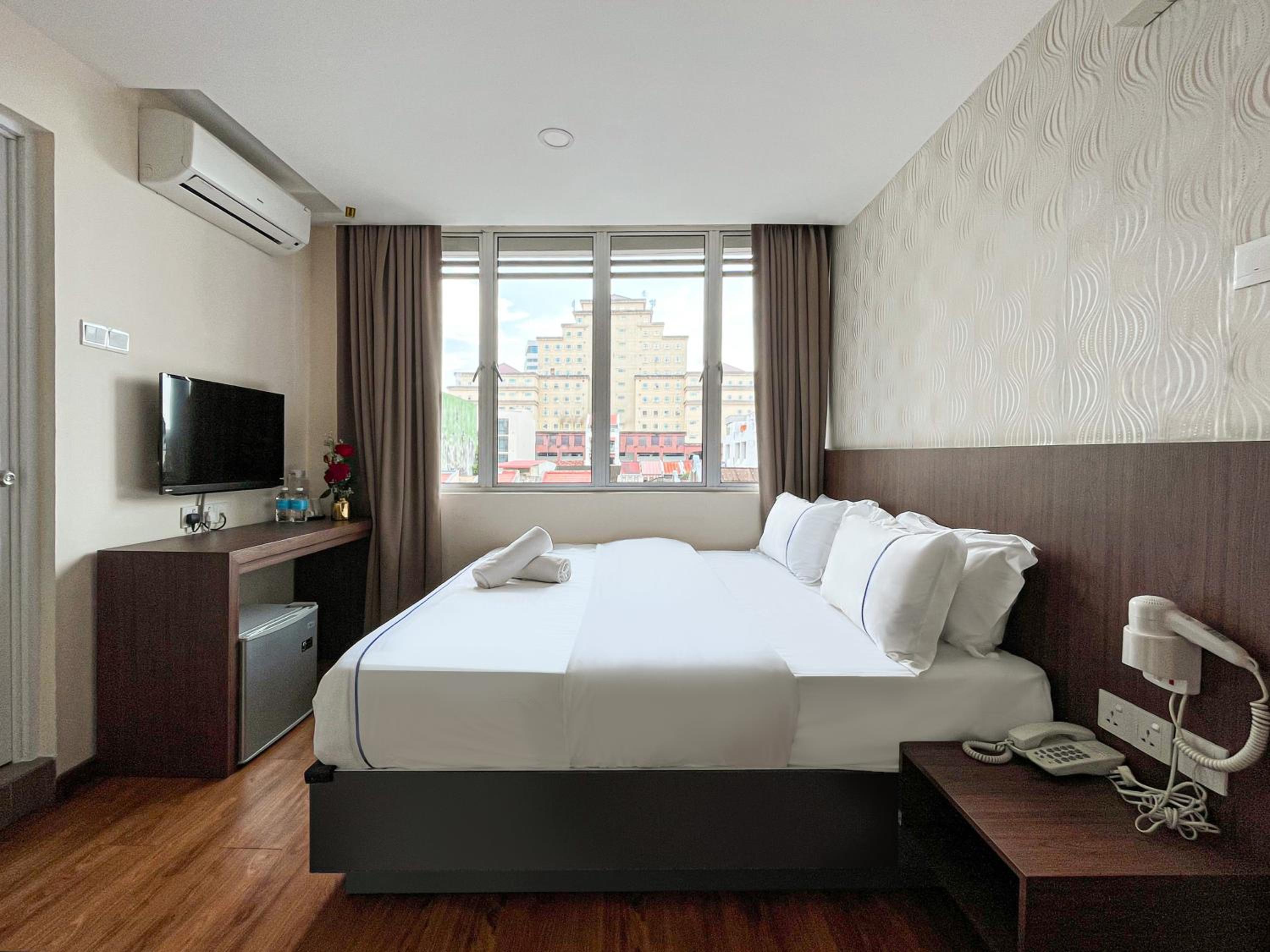 Deluxe King Room with City View - Photo 1