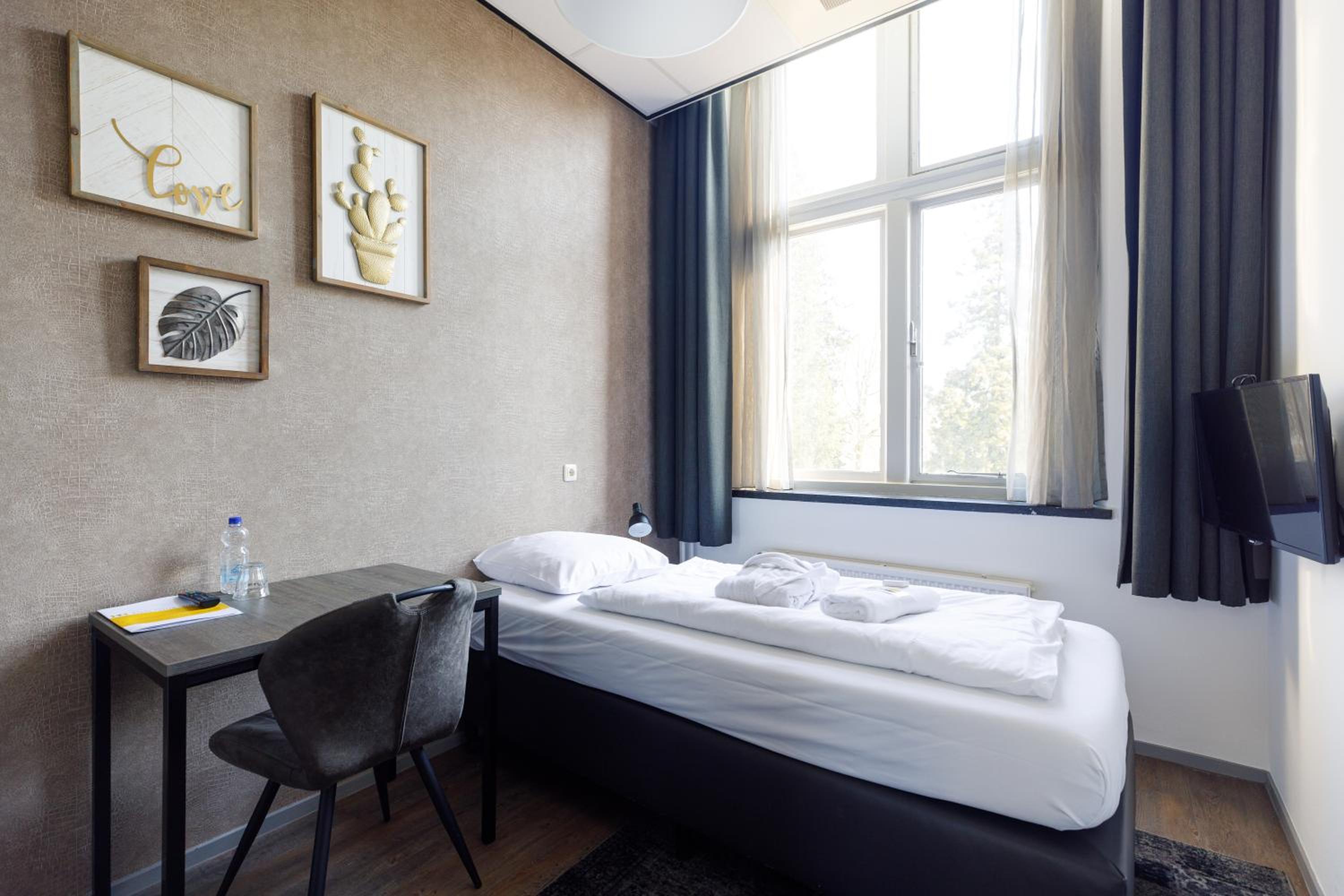 Single Room with Shared Bathroom photo 2