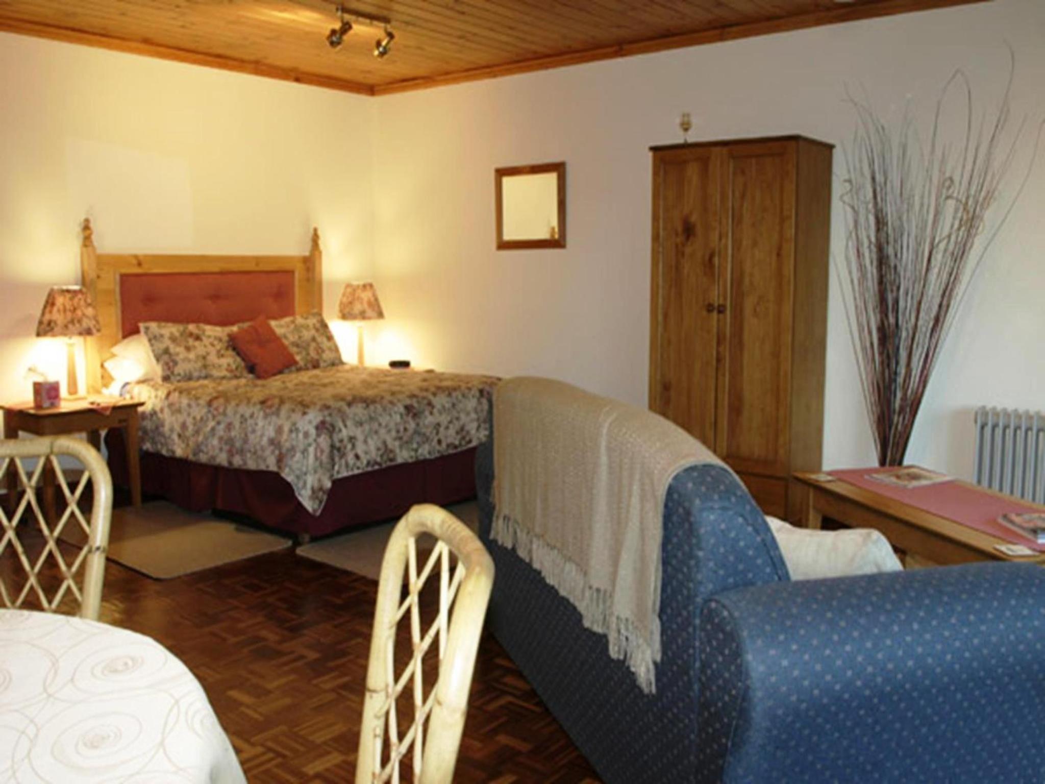 Queen Room photo 2