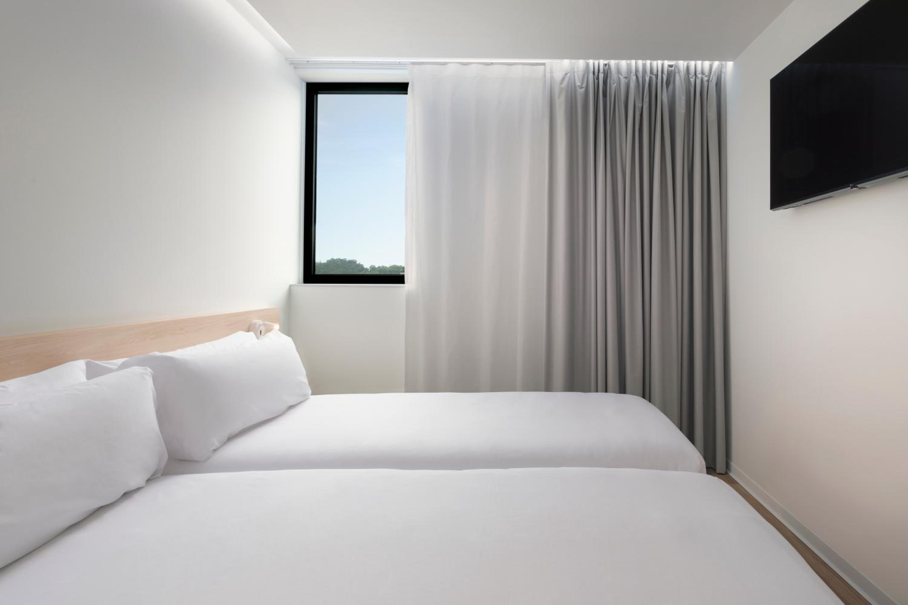 Standard Twin Room - Photo 1