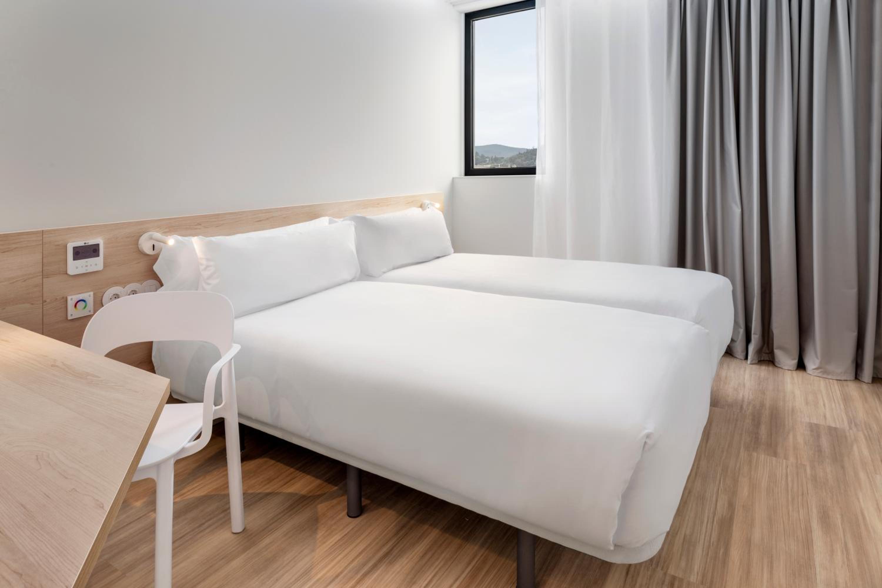 Standard Twin Room - Photo 4