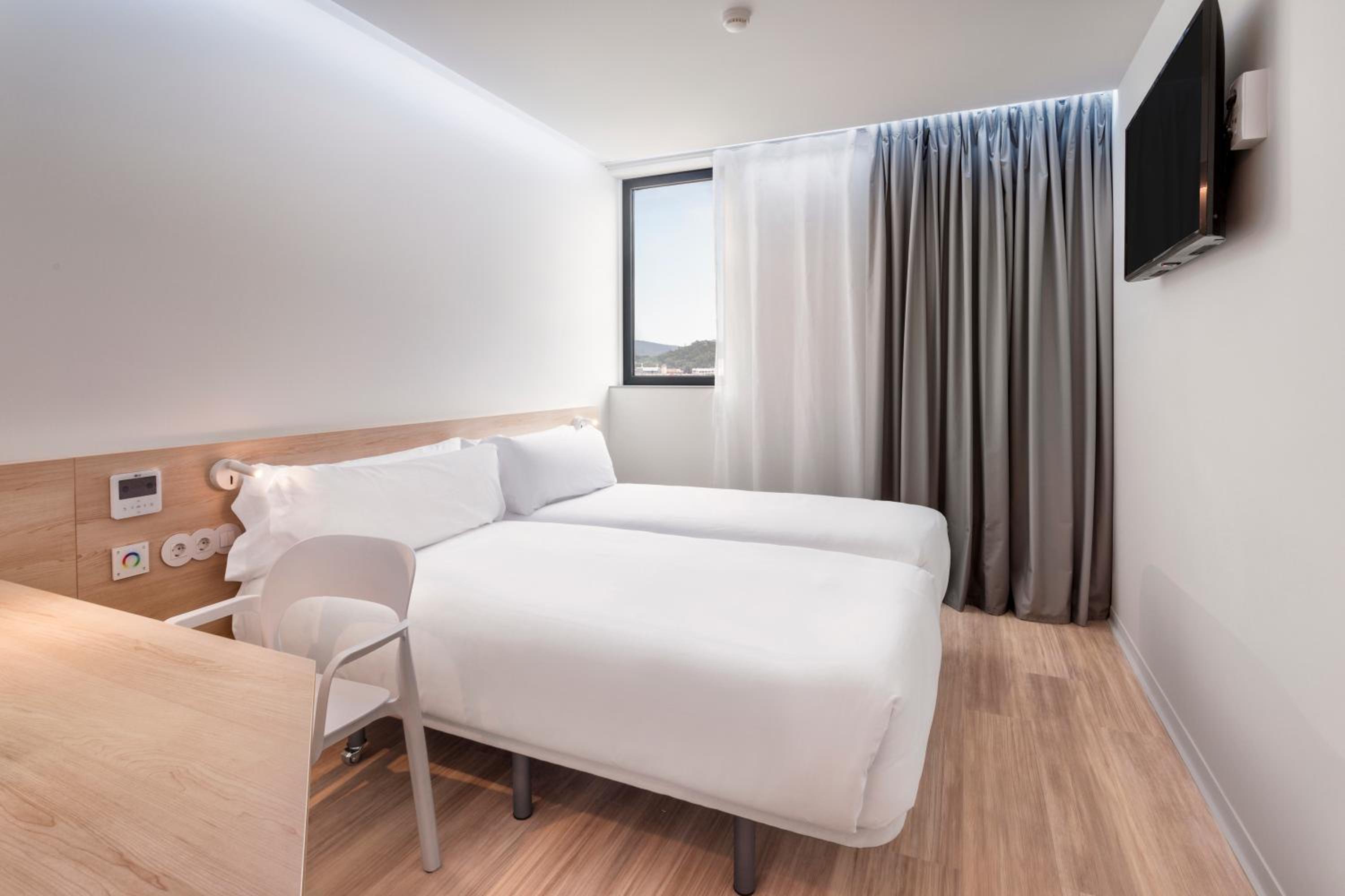 Standard Twin Room - Photo 2