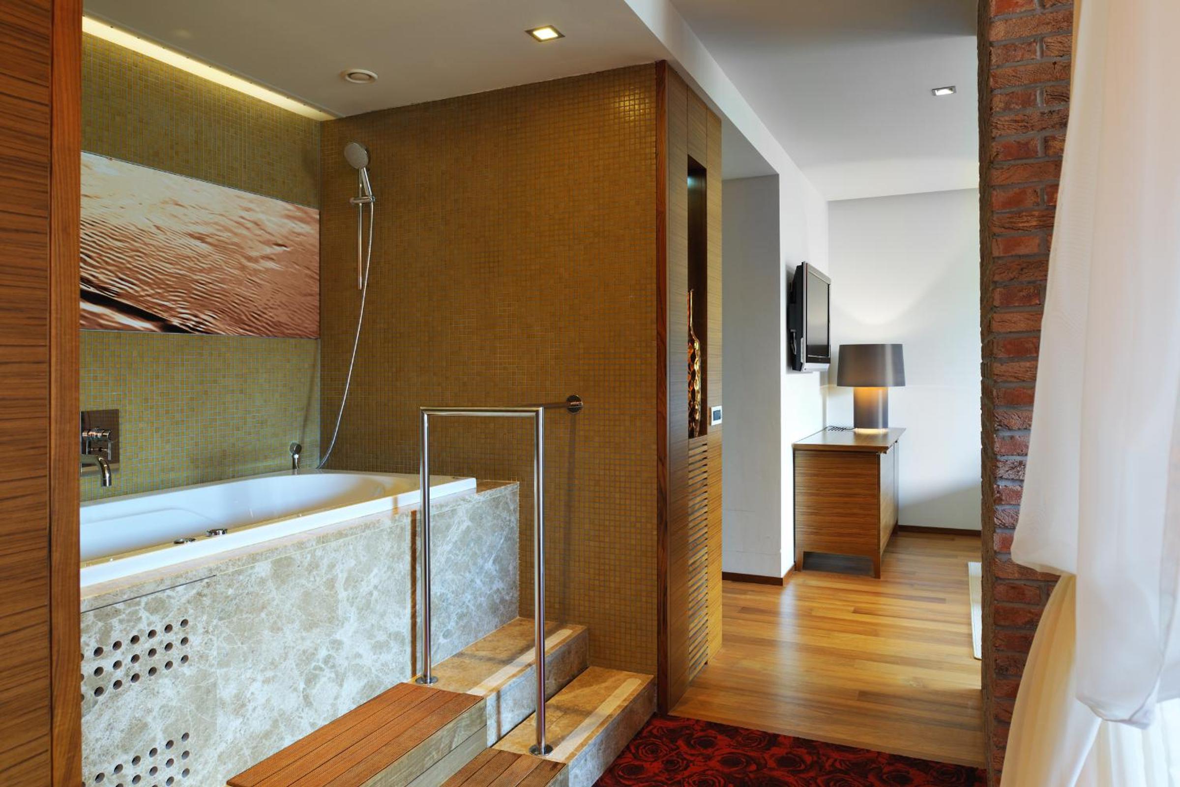Suite - Photo 3