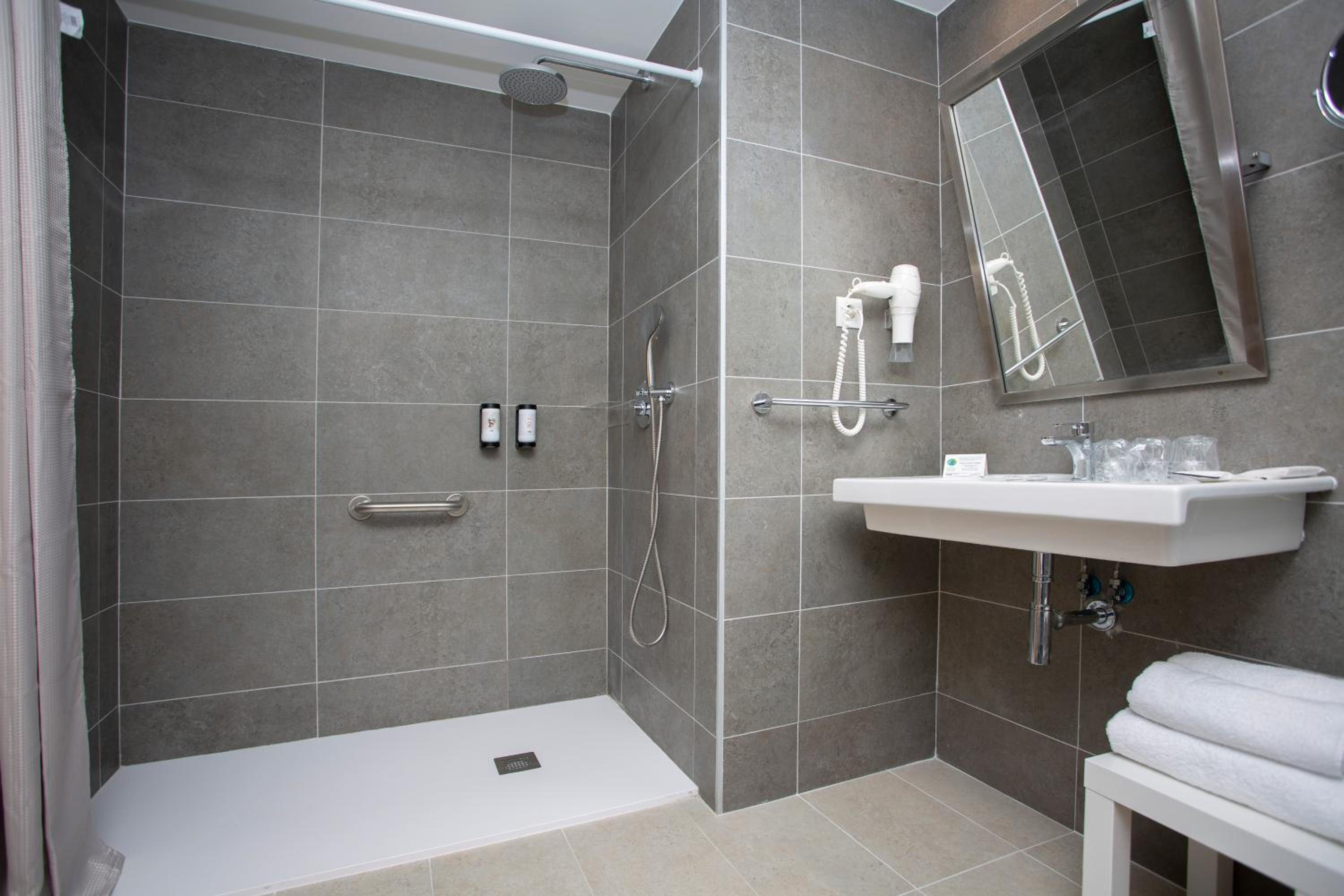 Double Room with Balcony - Photo 12