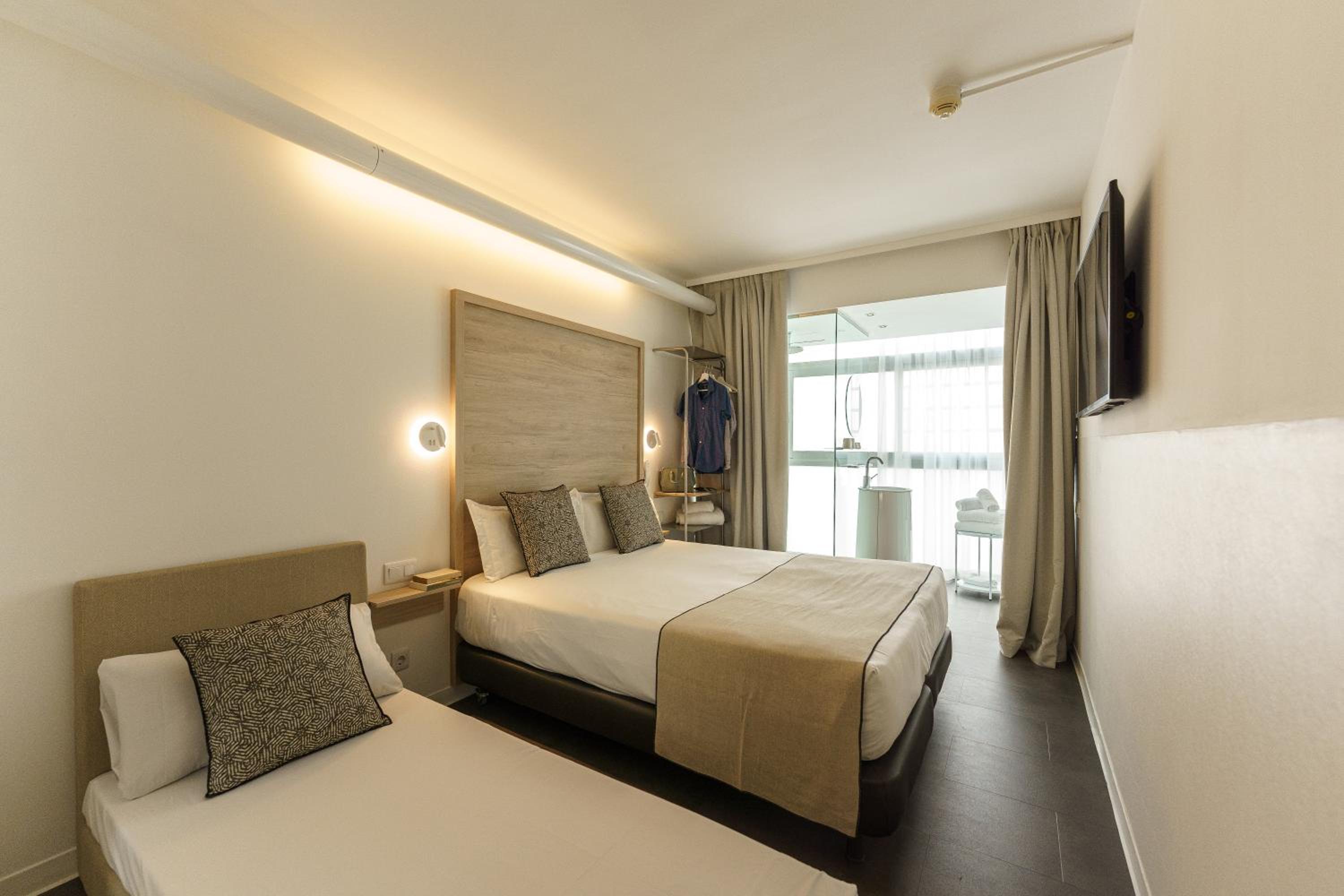 Triple Room thumbnail 6