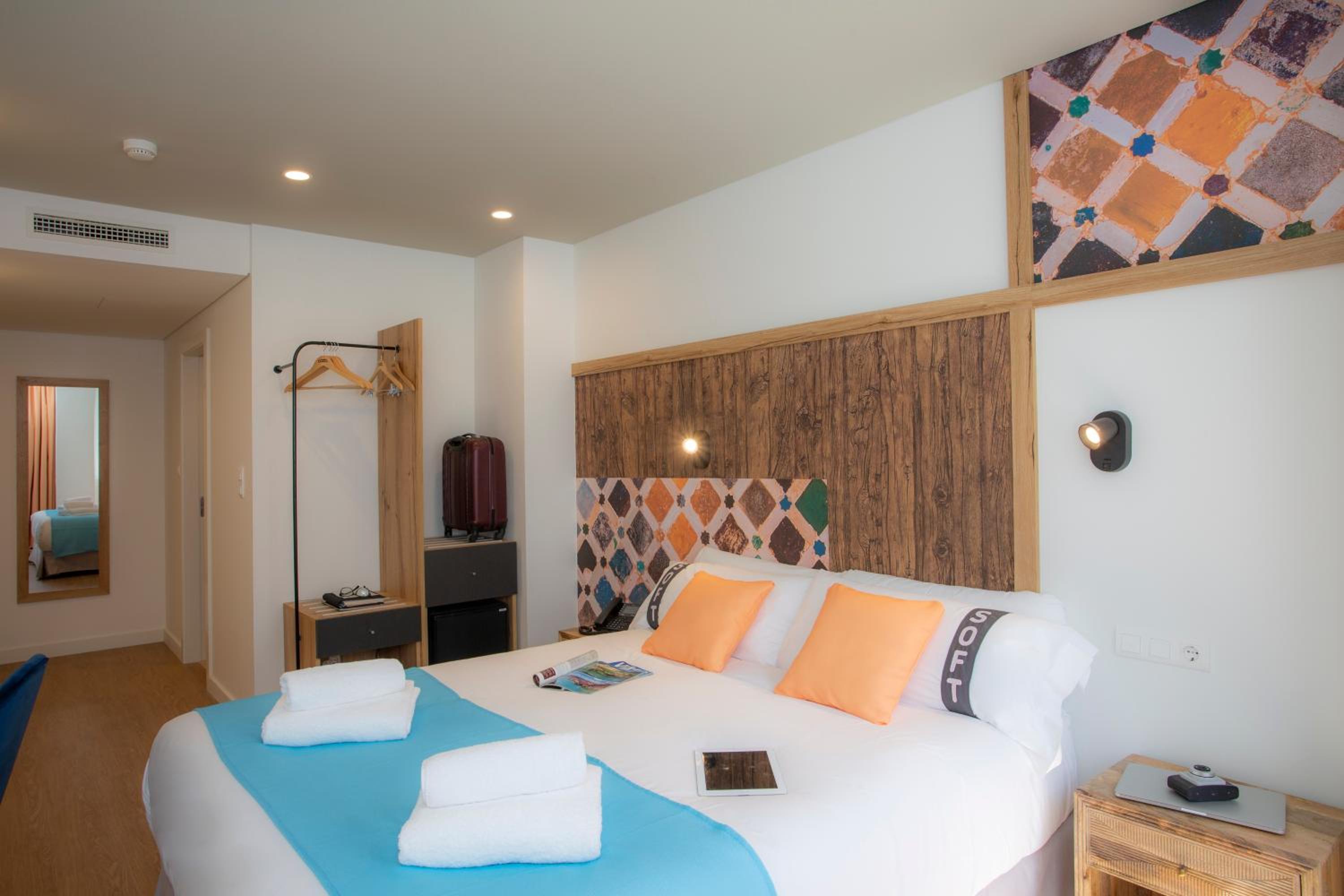 Double Room with Balcony - Photo 10