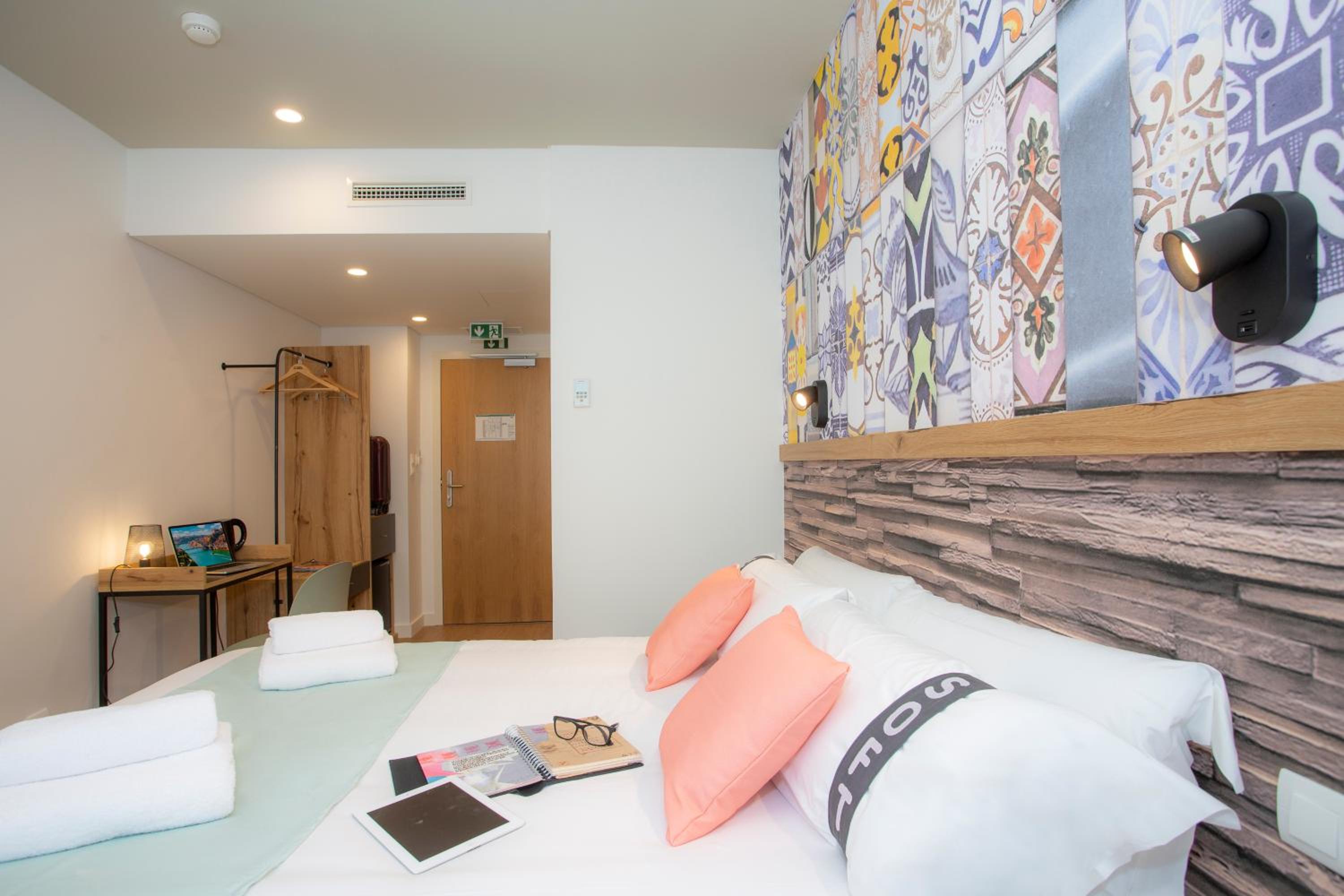 Double Room with Balcony - Photo 8