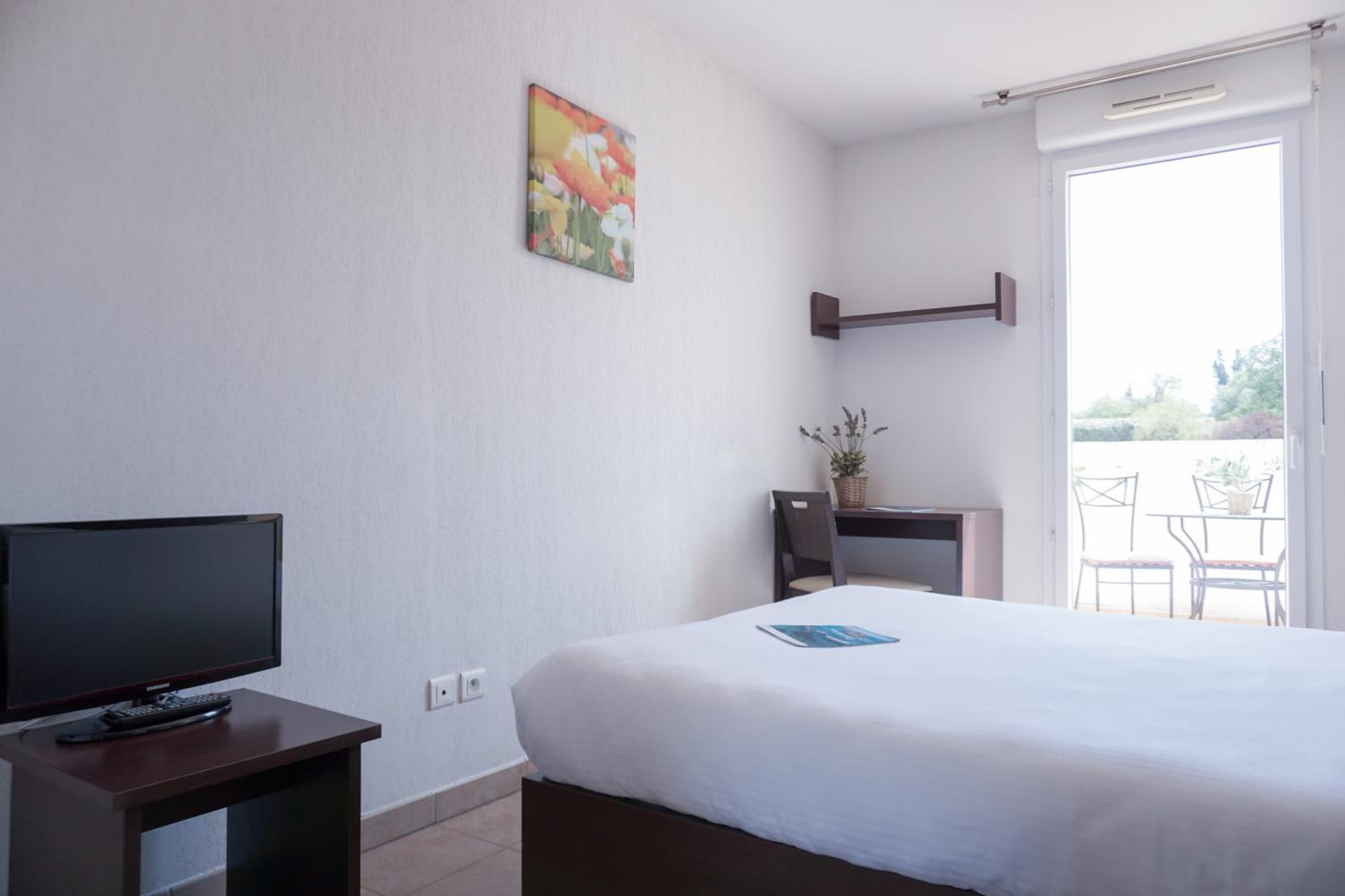 One-Bedroom Apartment - Photo 2