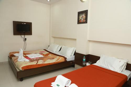 Economy Triple Room photo 2