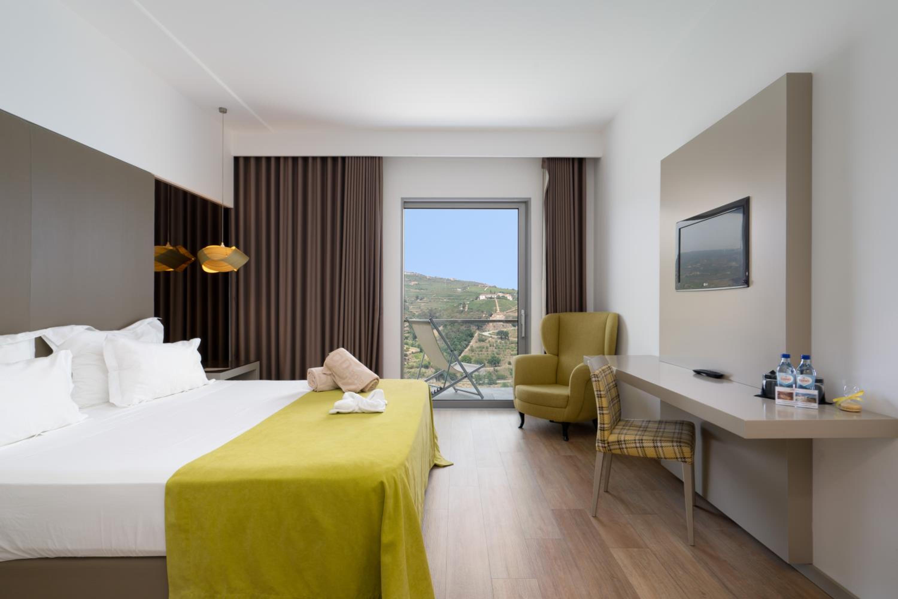 Double or Twin Room with Balcony and River View - Photo 6