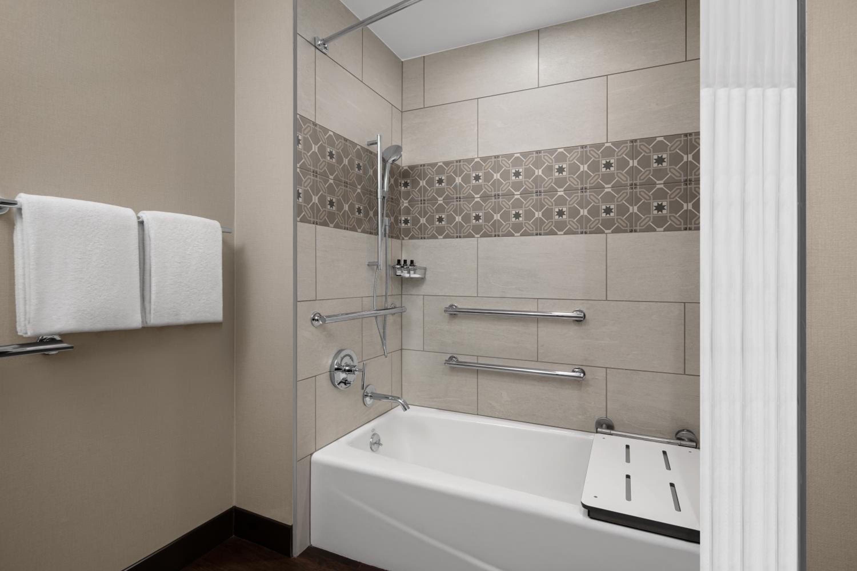 King Room with Accessible Tub - Disability Access - Photo 9