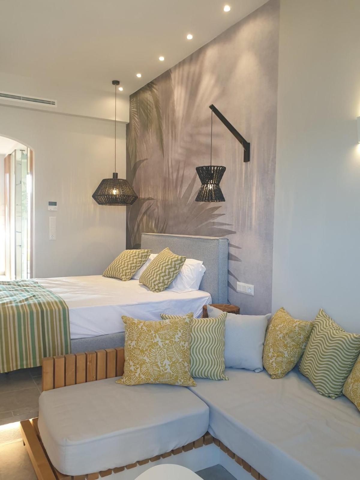 Deluxe Triple Room with Sea View photo 3