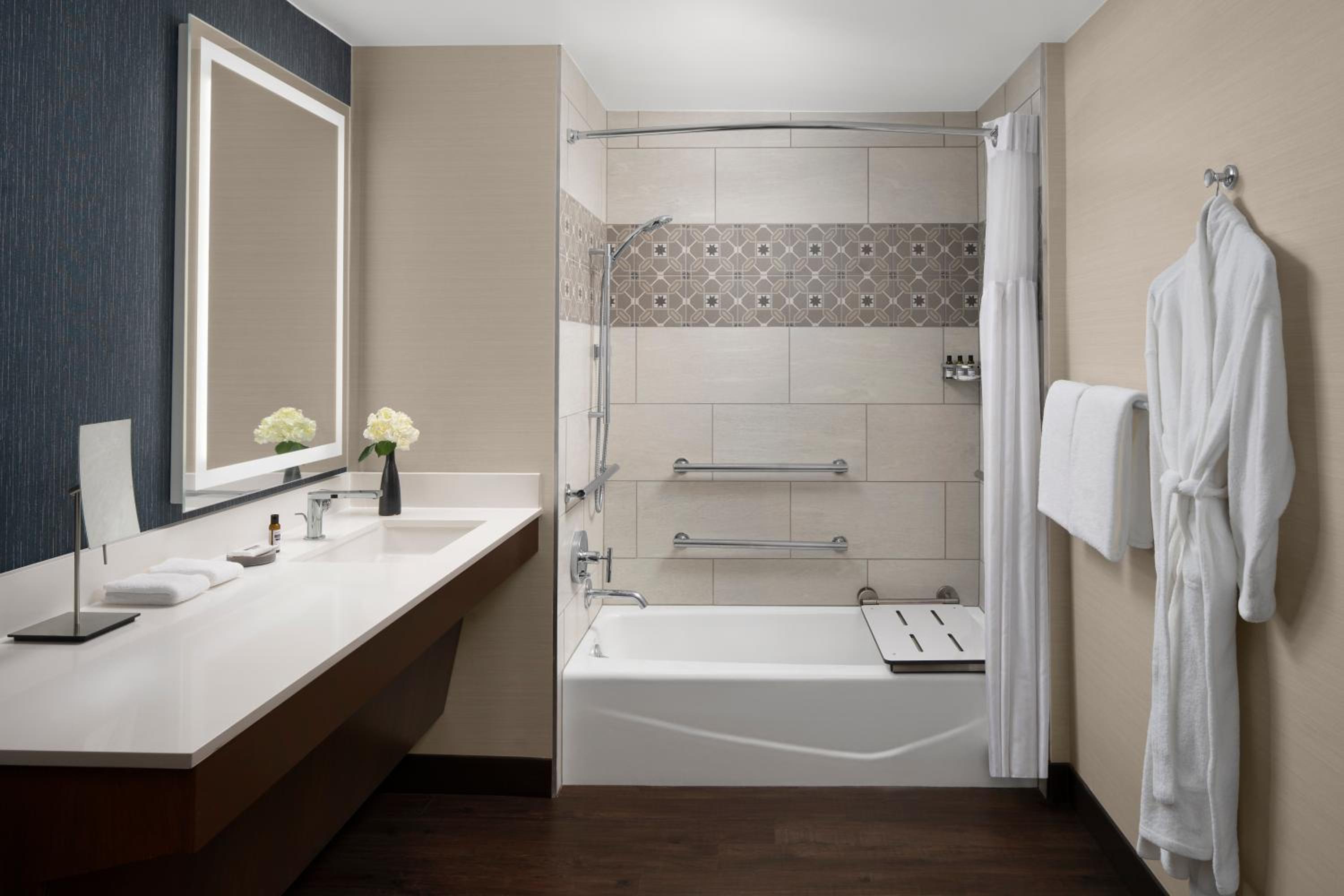 King Room with Accessible Tub - Disability Access - Photo 10