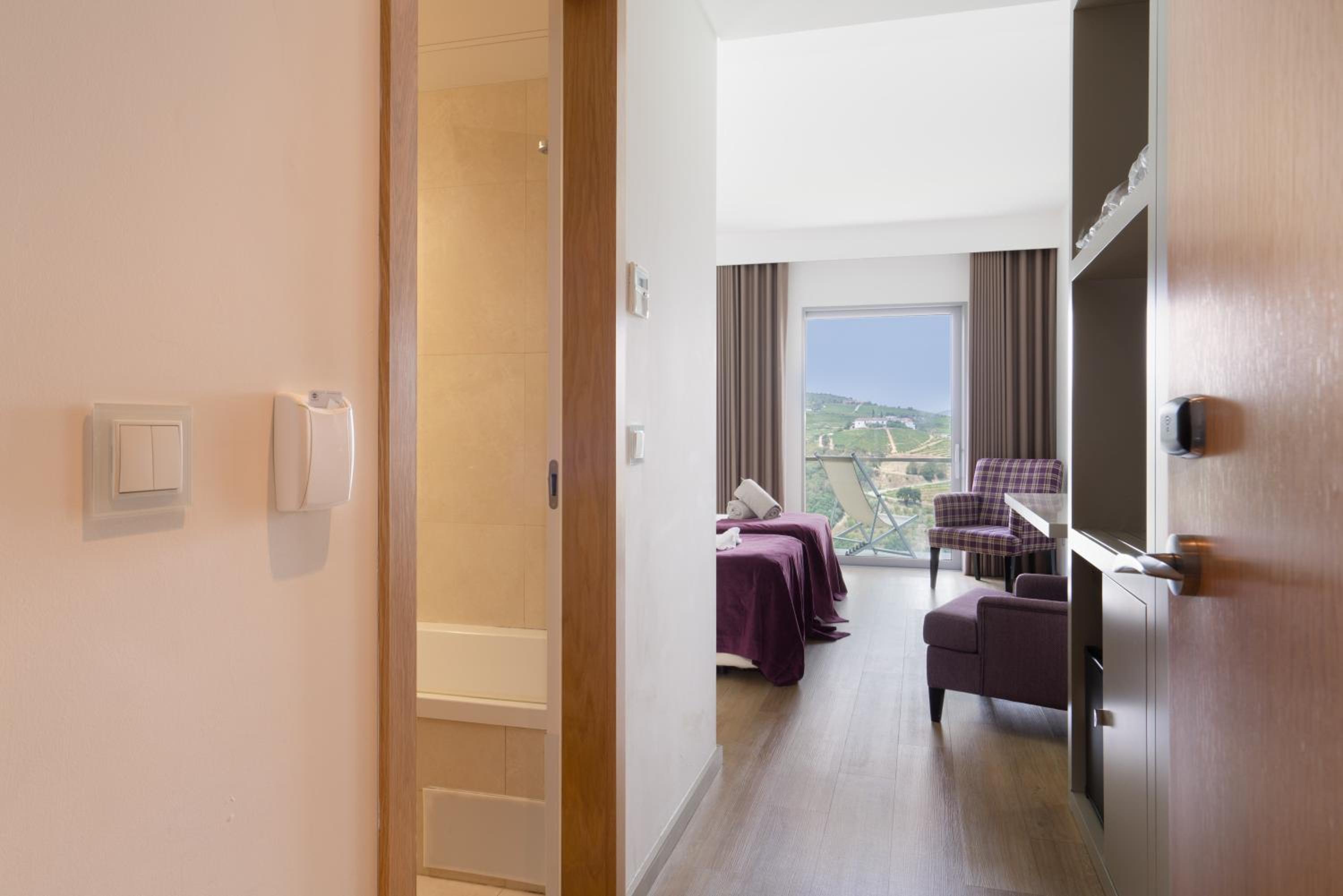 Double or Twin Room with Balcony and River View - Photo 8
