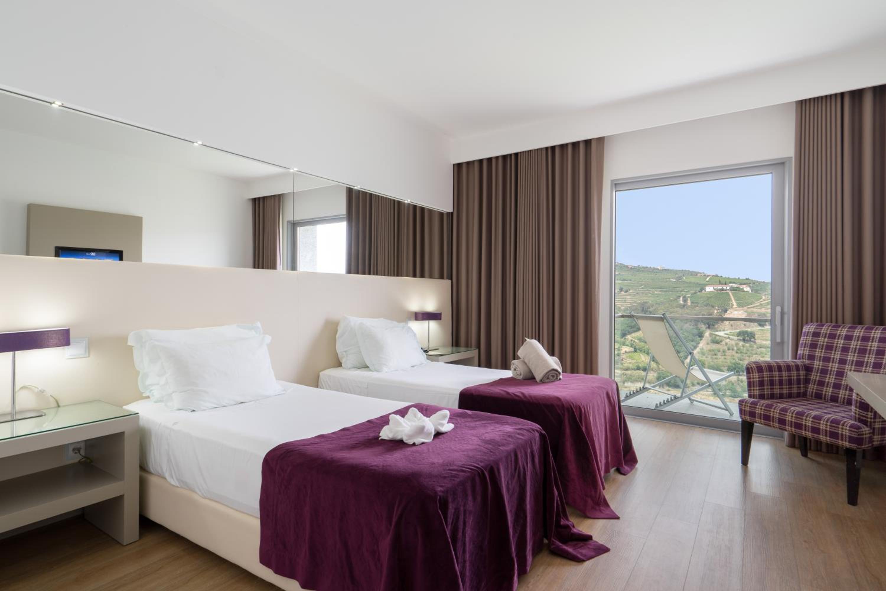 Double or Twin Room with Balcony and River View - Photo 7