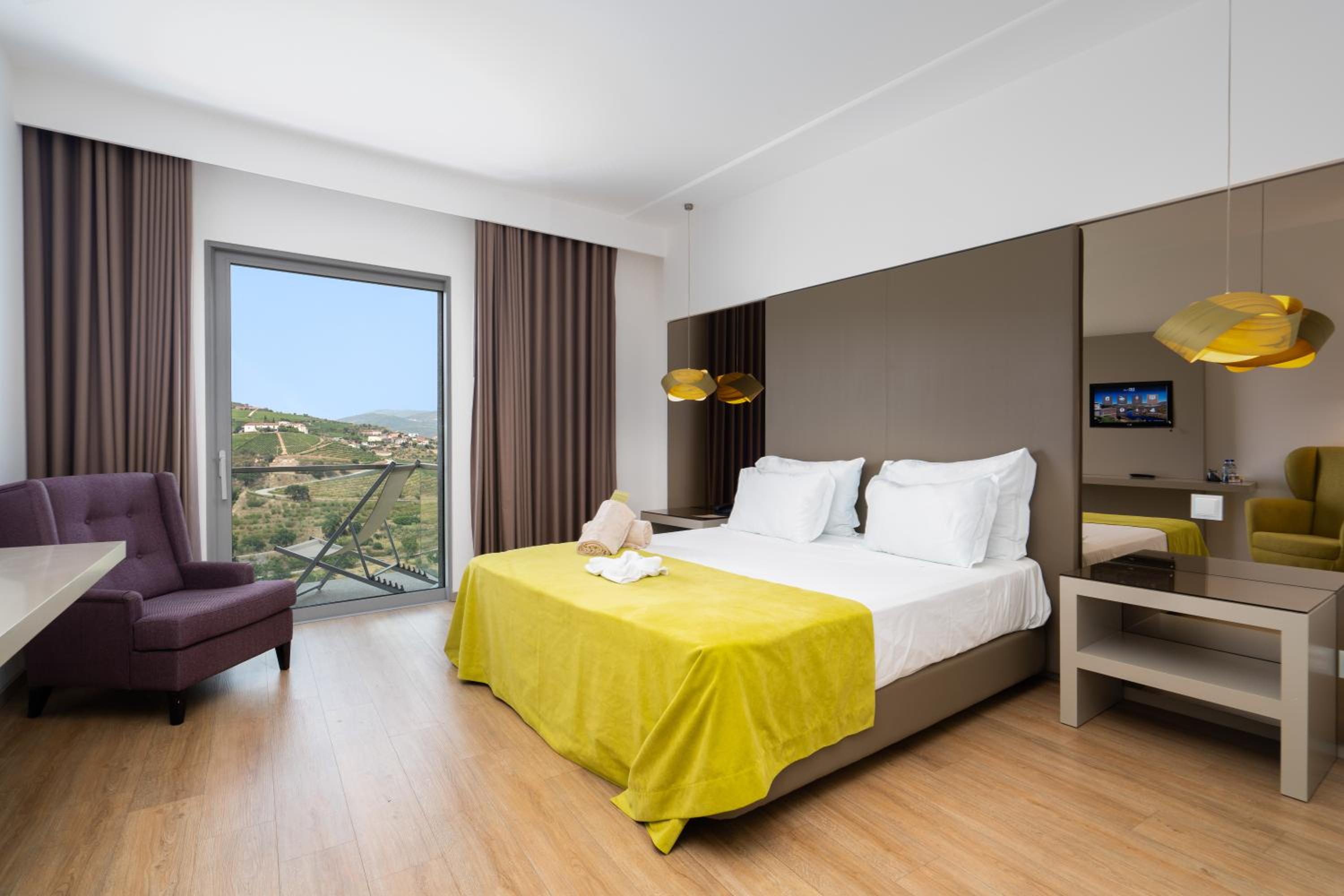 Double or Twin Room with Balcony and River View - Photo 9