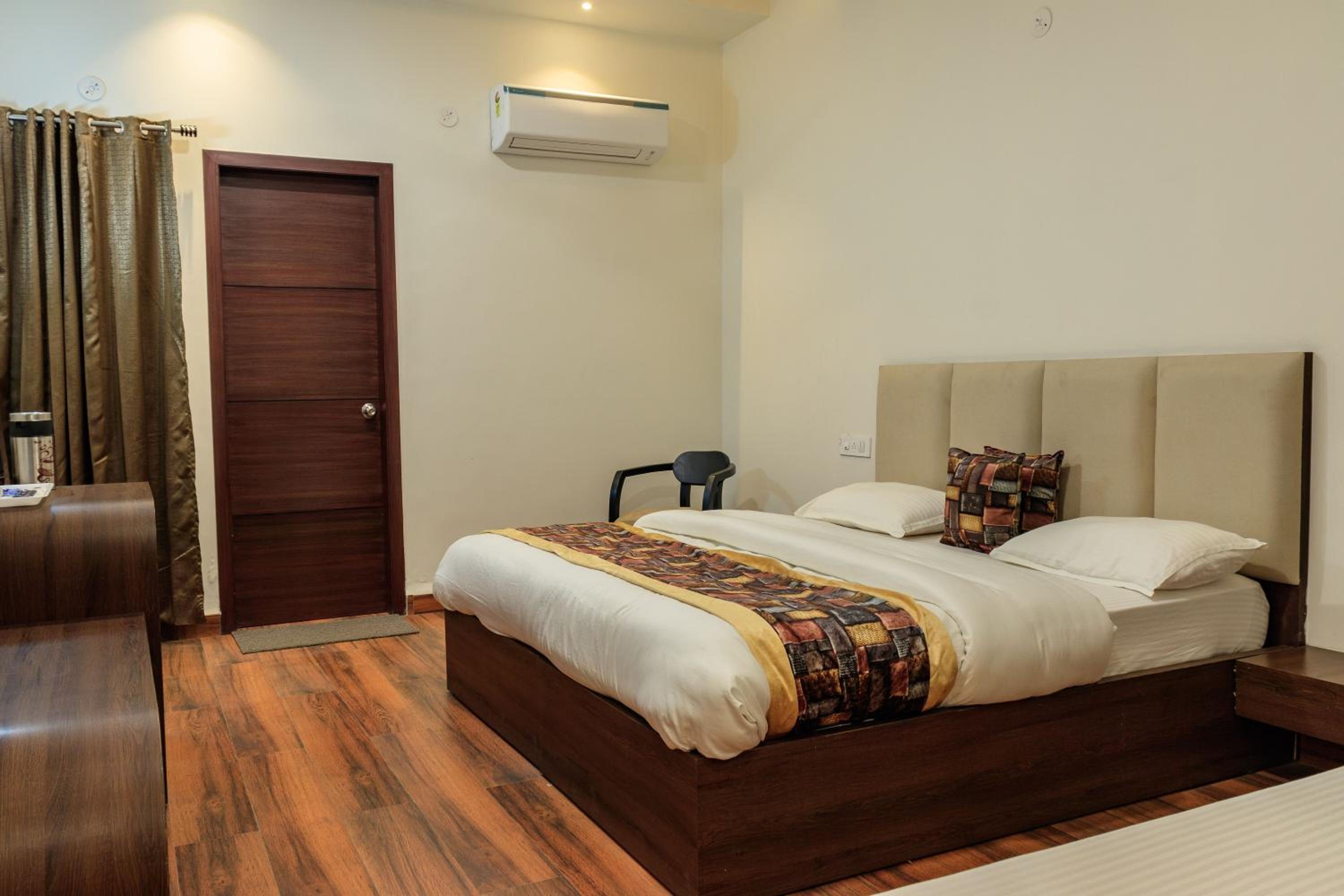 Deluxe Double Room (2 Adults + 1 Child) photo 2