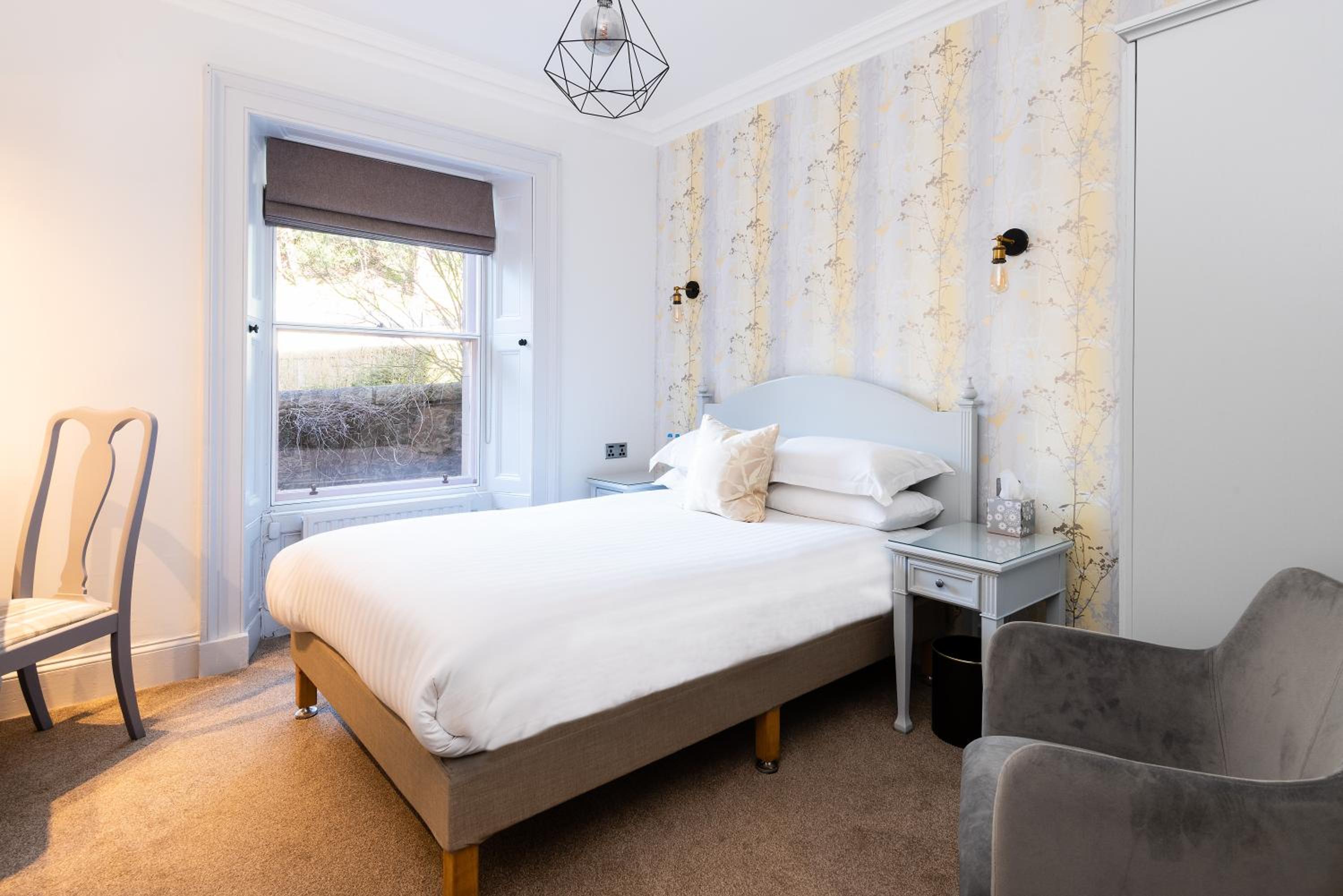 Standard double room with ensuite photo 1