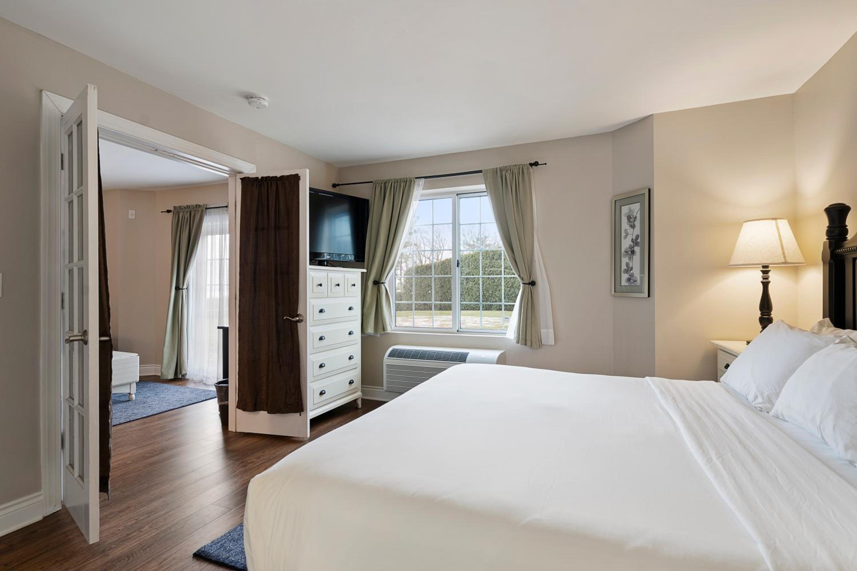 One-Bedroom King Suite with Sofa Bed, Patio and Courtyard View - Non-Smoking - Photo 1