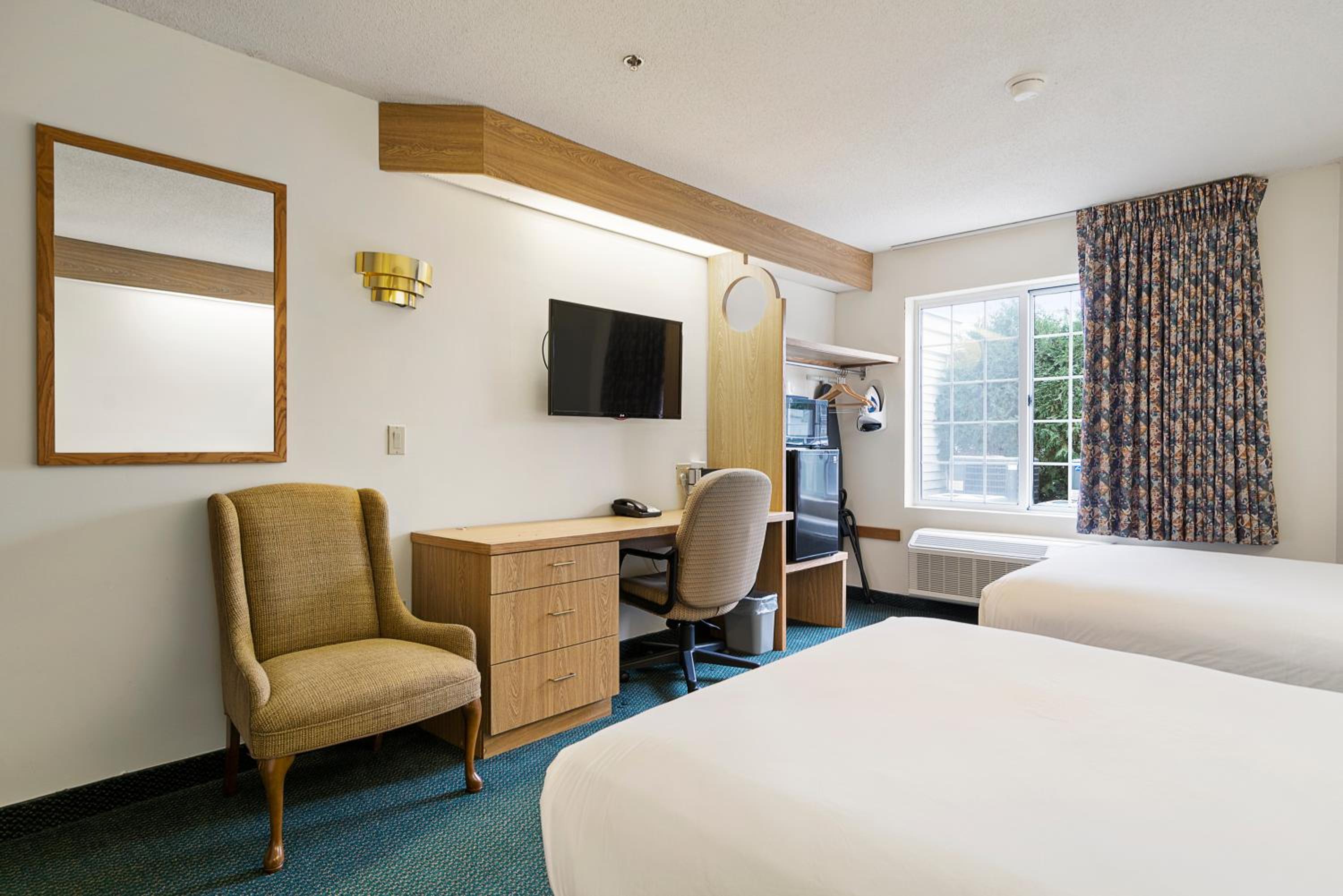 Double Room with Two Double Beds and View - Photo 2