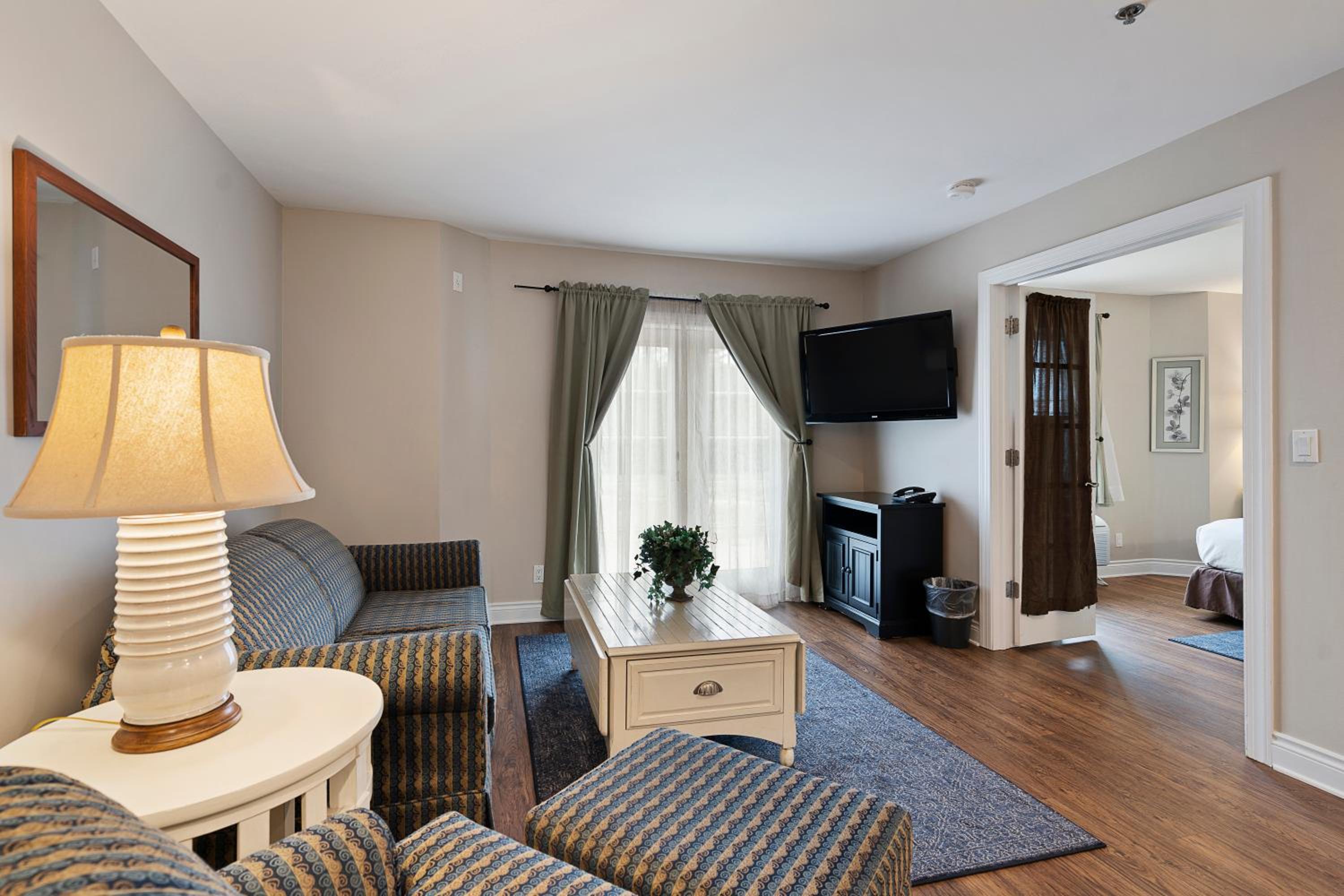 One-Bedroom King Suite with Sofa Bed, Patio and Courtyard View - Non-Smoking - Photo 4