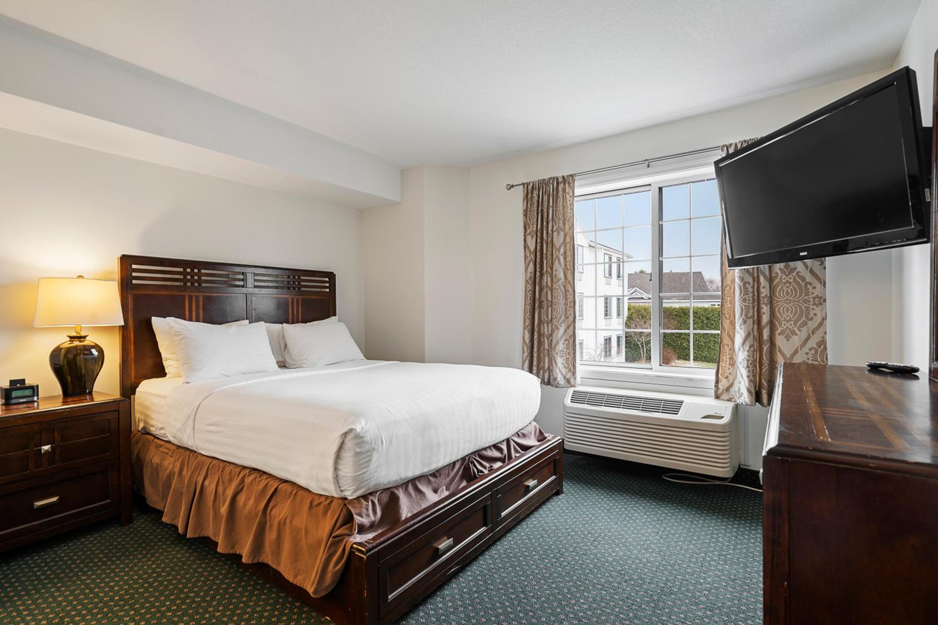 Queen Room - Pet Friendly - Photo 2