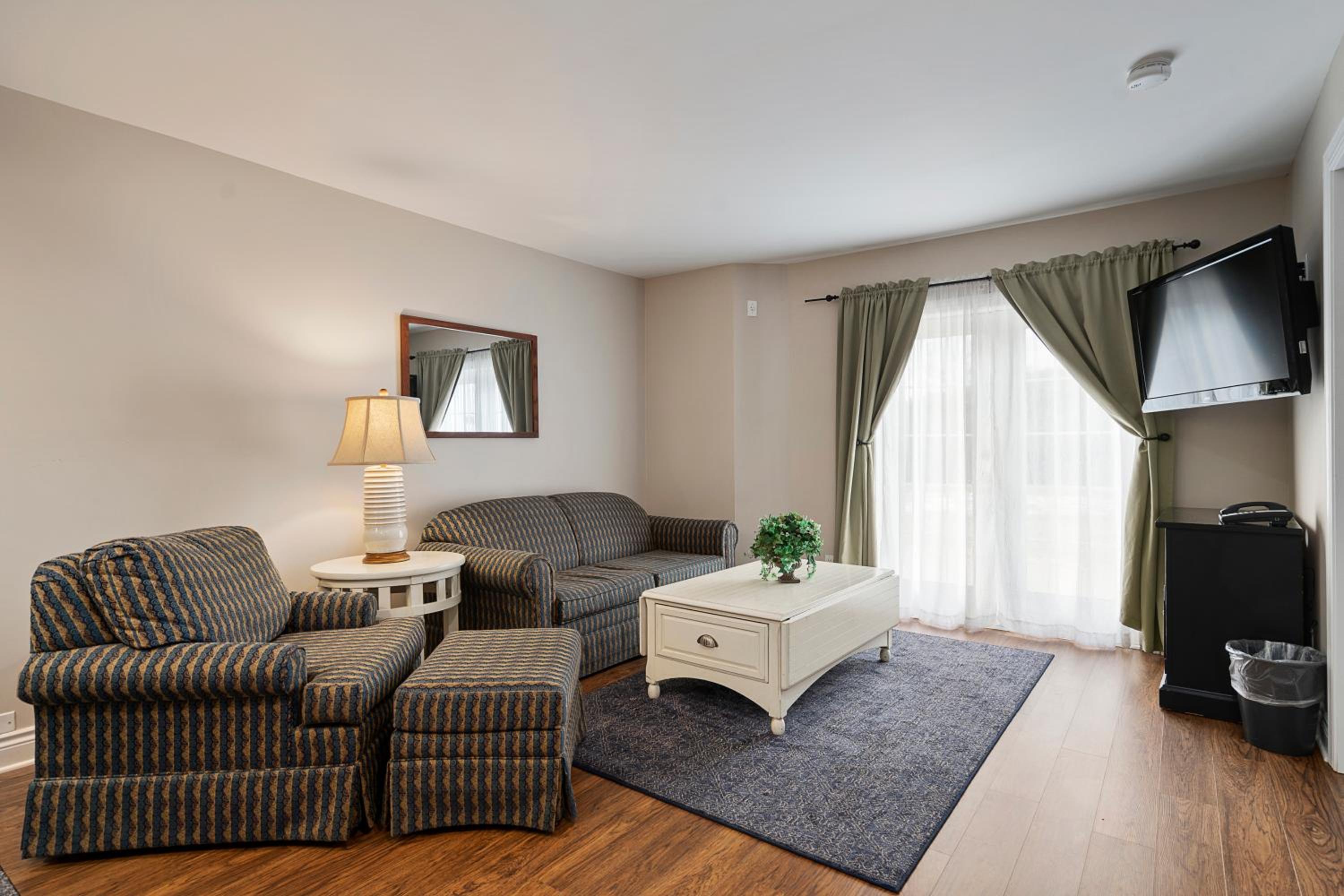 One-Bedroom King Suite with Sofa Bed, Patio and Courtyard View - Non-Smoking - Photo 2