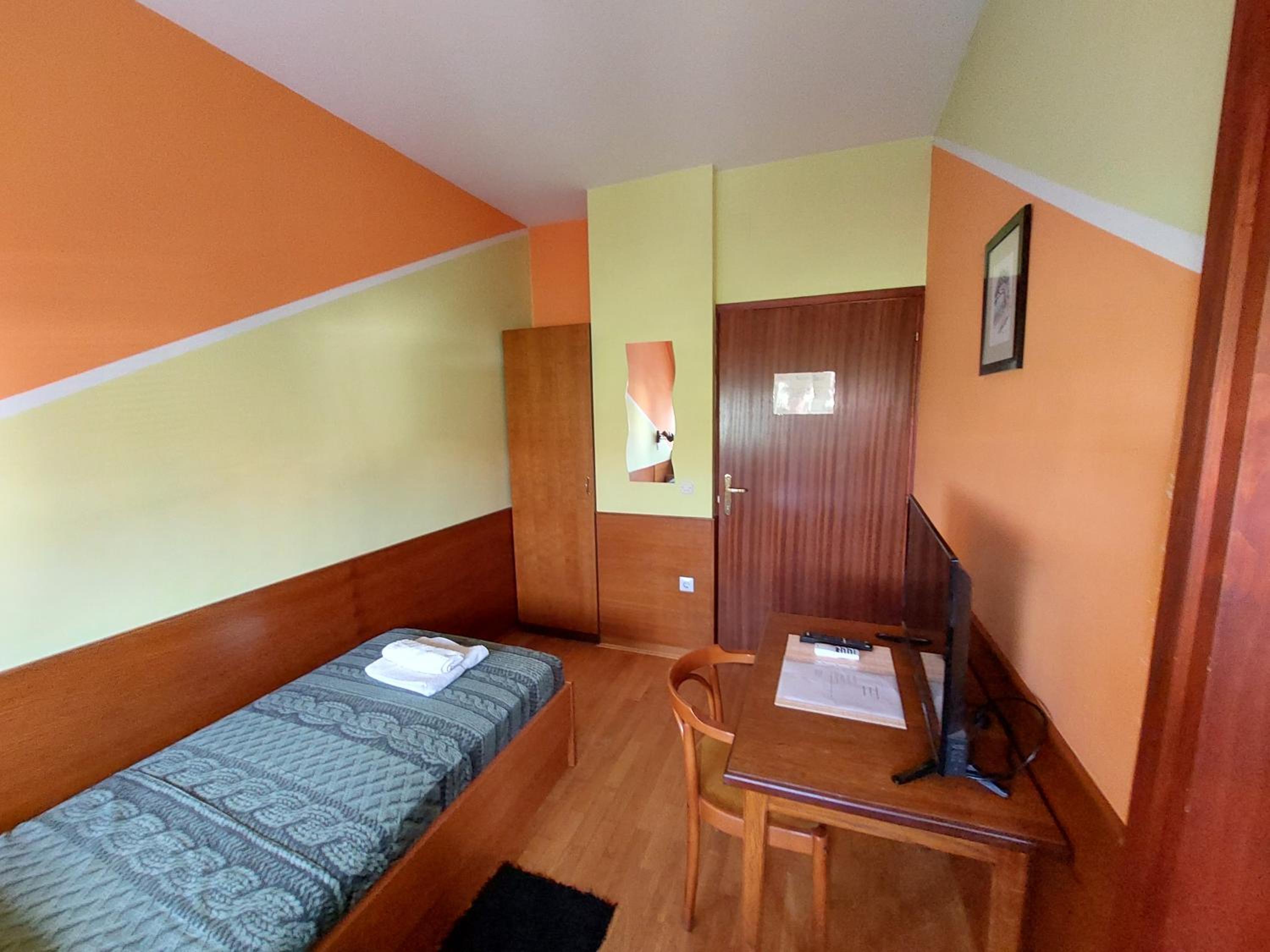 Single Room with Bathroom photo 1